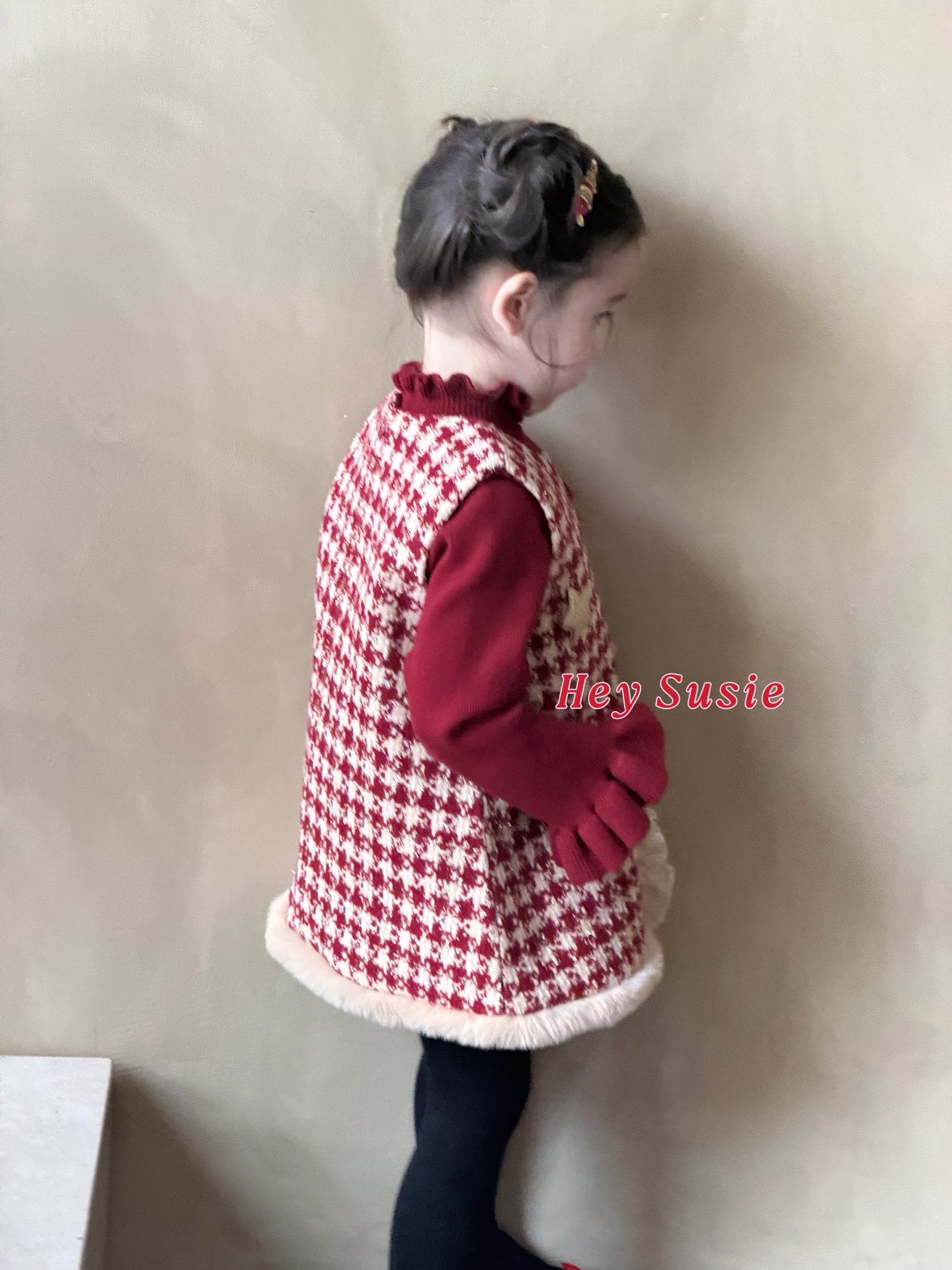 Hey Susie - Áo len đỏ cùng bộ đầm Lucky