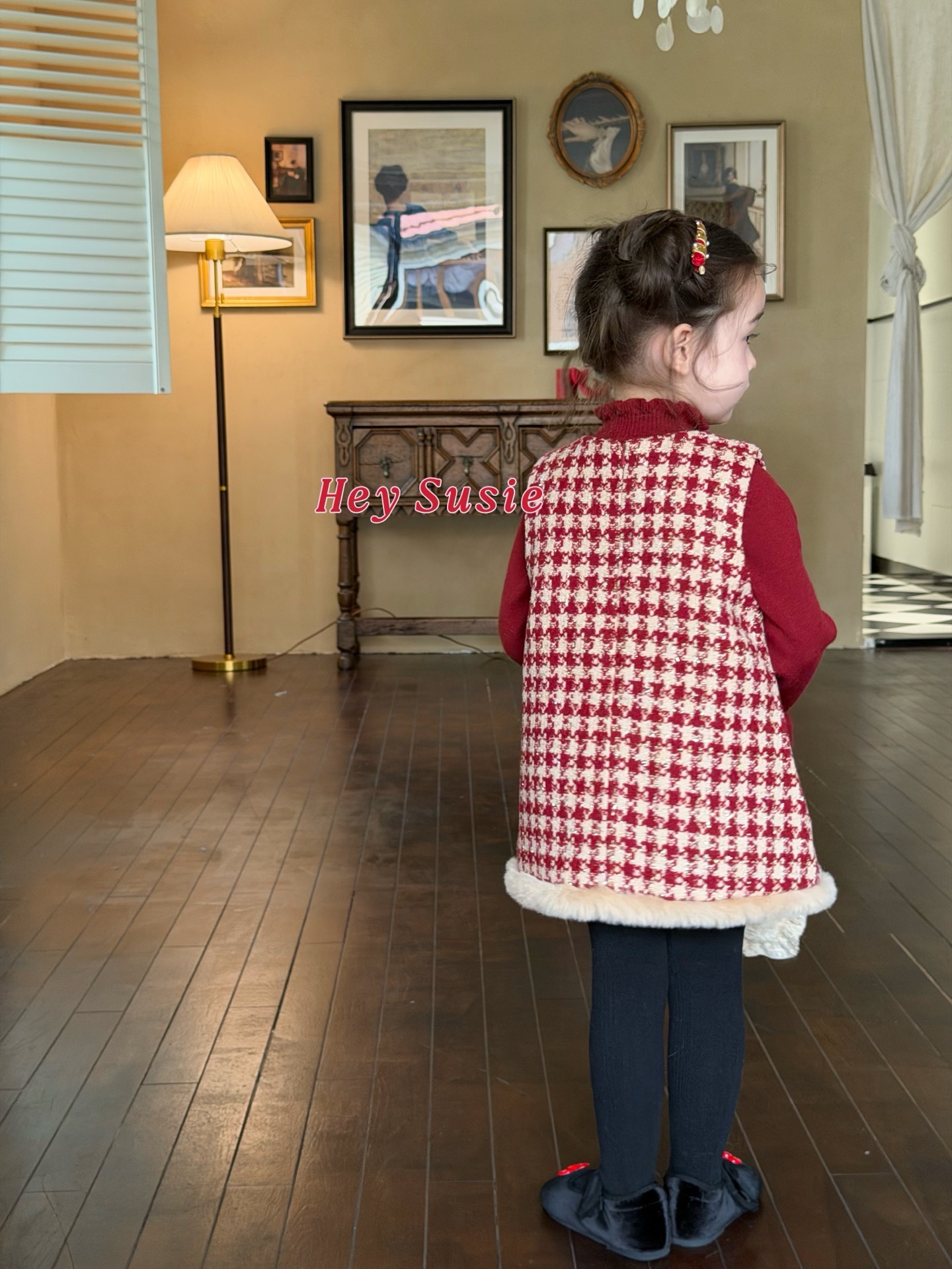 Hey Susie - Áo len đỏ cùng bộ đầm Lucky