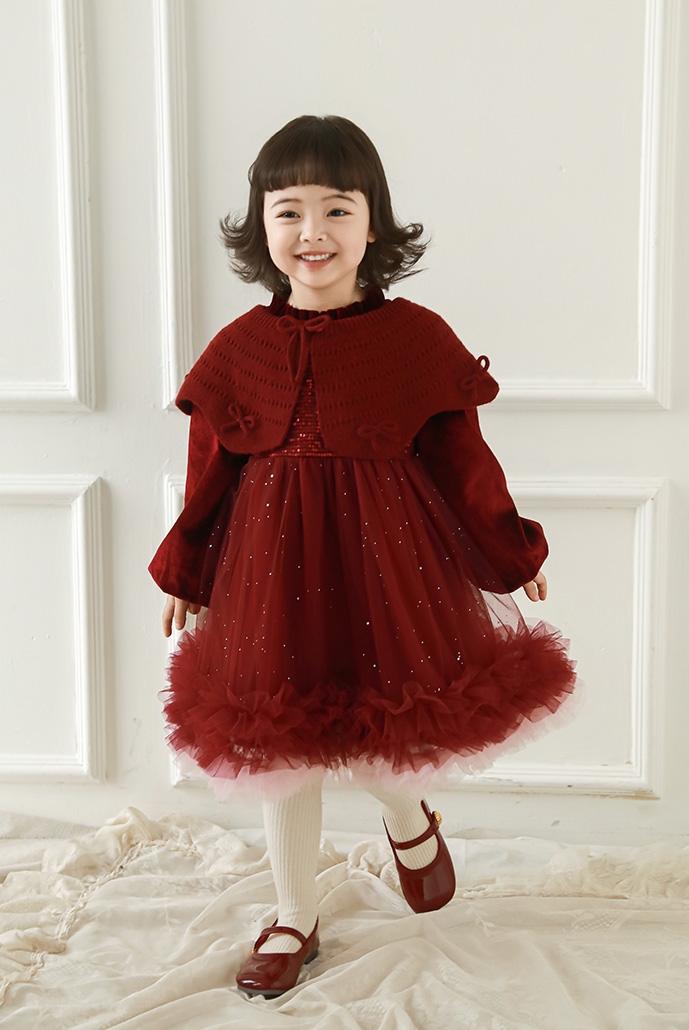 Đầm YOYO Twinkle kèm khăn choàng đỏ