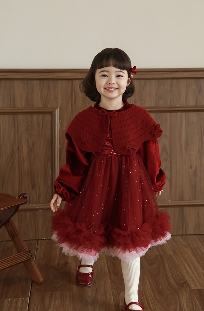 Đầm YOYO Twinkle kèm khăn choàng đỏ