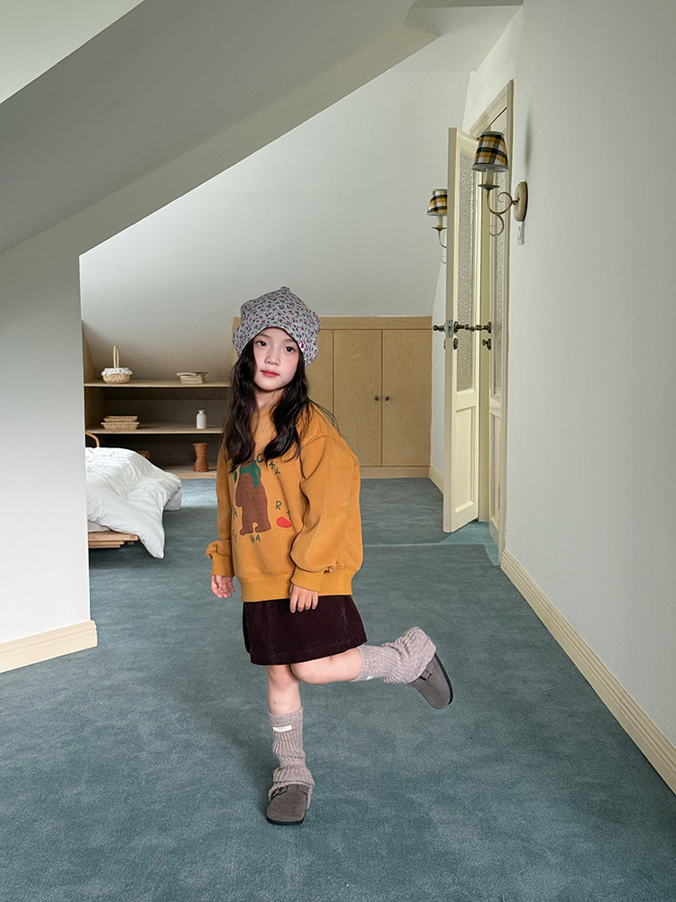 Áo nỉ vàng Lucky Gấu quàng khăn AMBB