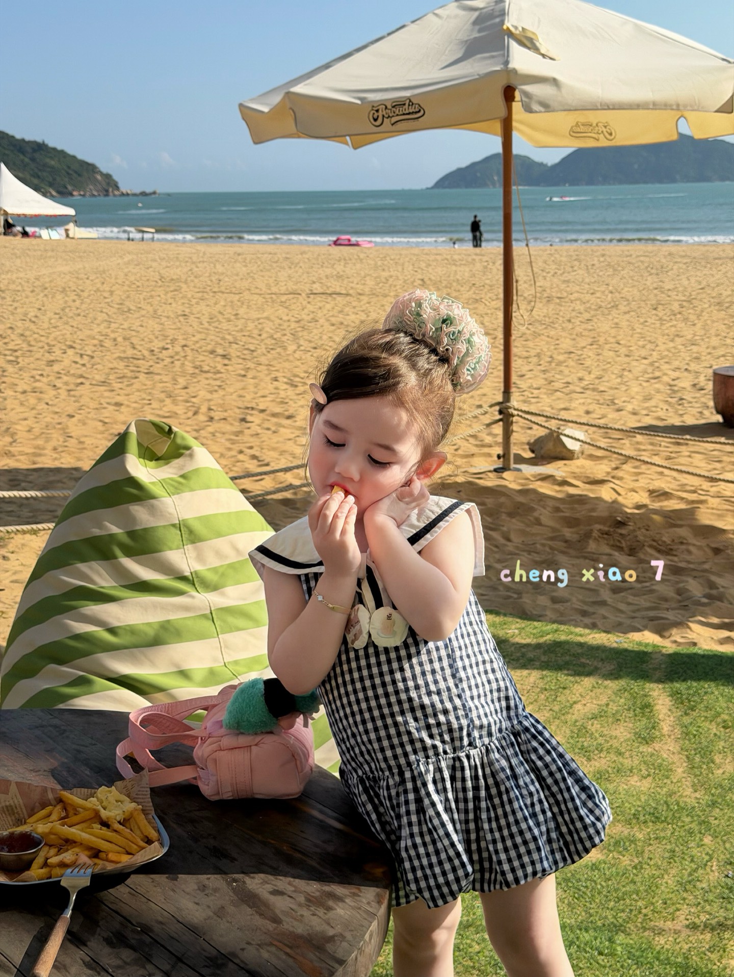 Cheng Xiao - Đầm caro đen cổ choàng
