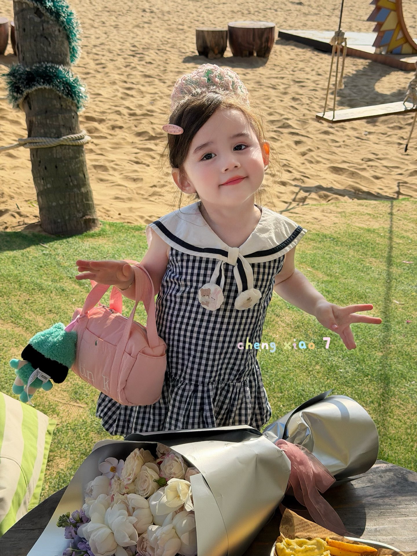 Cheng Xiao - Đầm caro đen cổ choàng