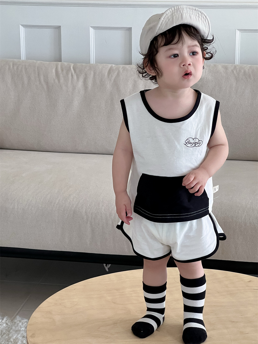 Set bé trai trắng viền đen baggly TLK