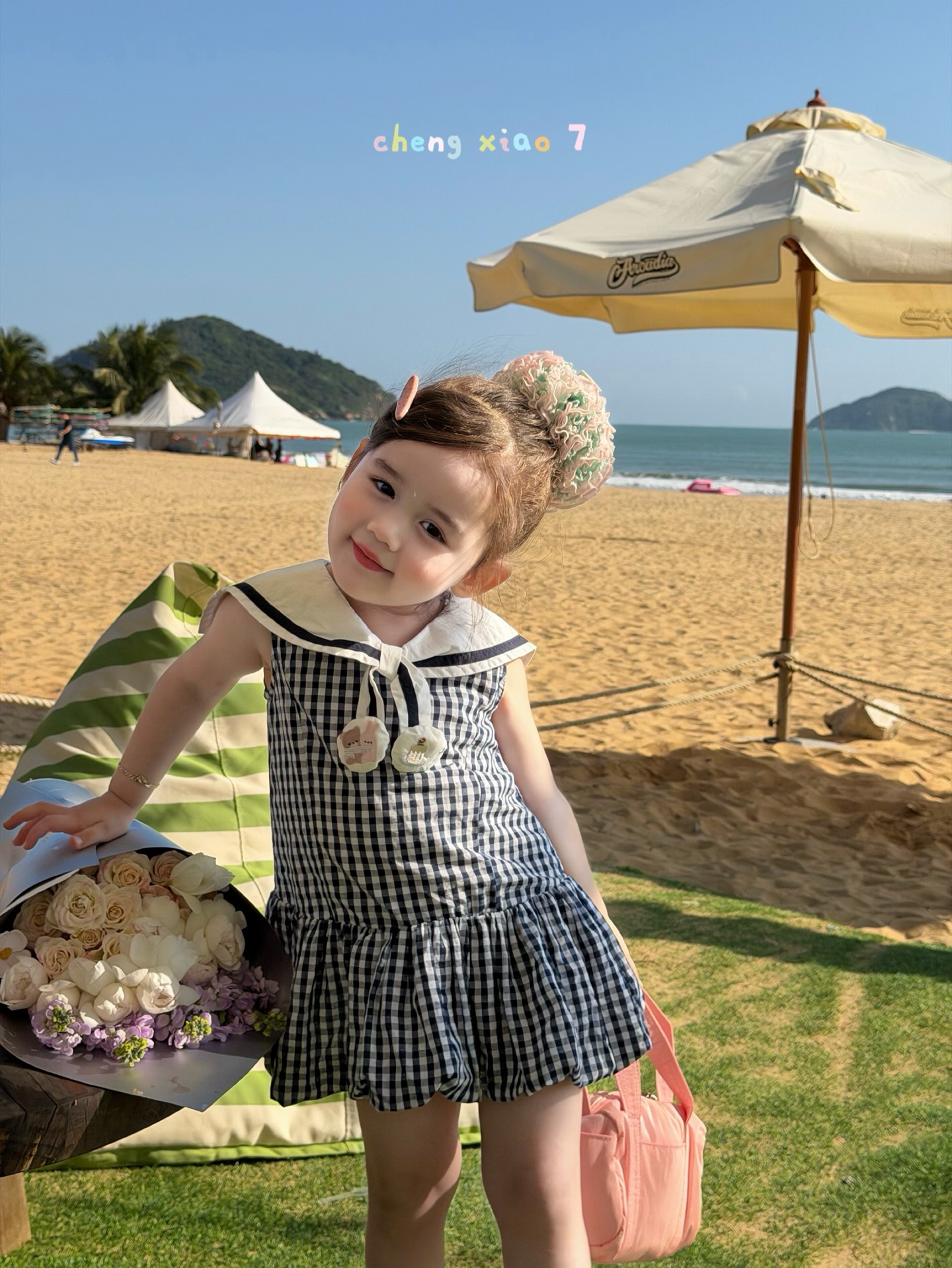 Cheng Xiao - Đầm caro đen cổ choàng