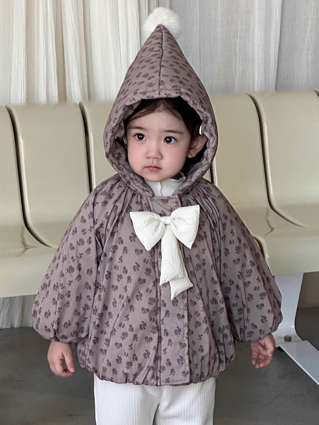 Áo khoác hoa nâu đính nơ trắng
