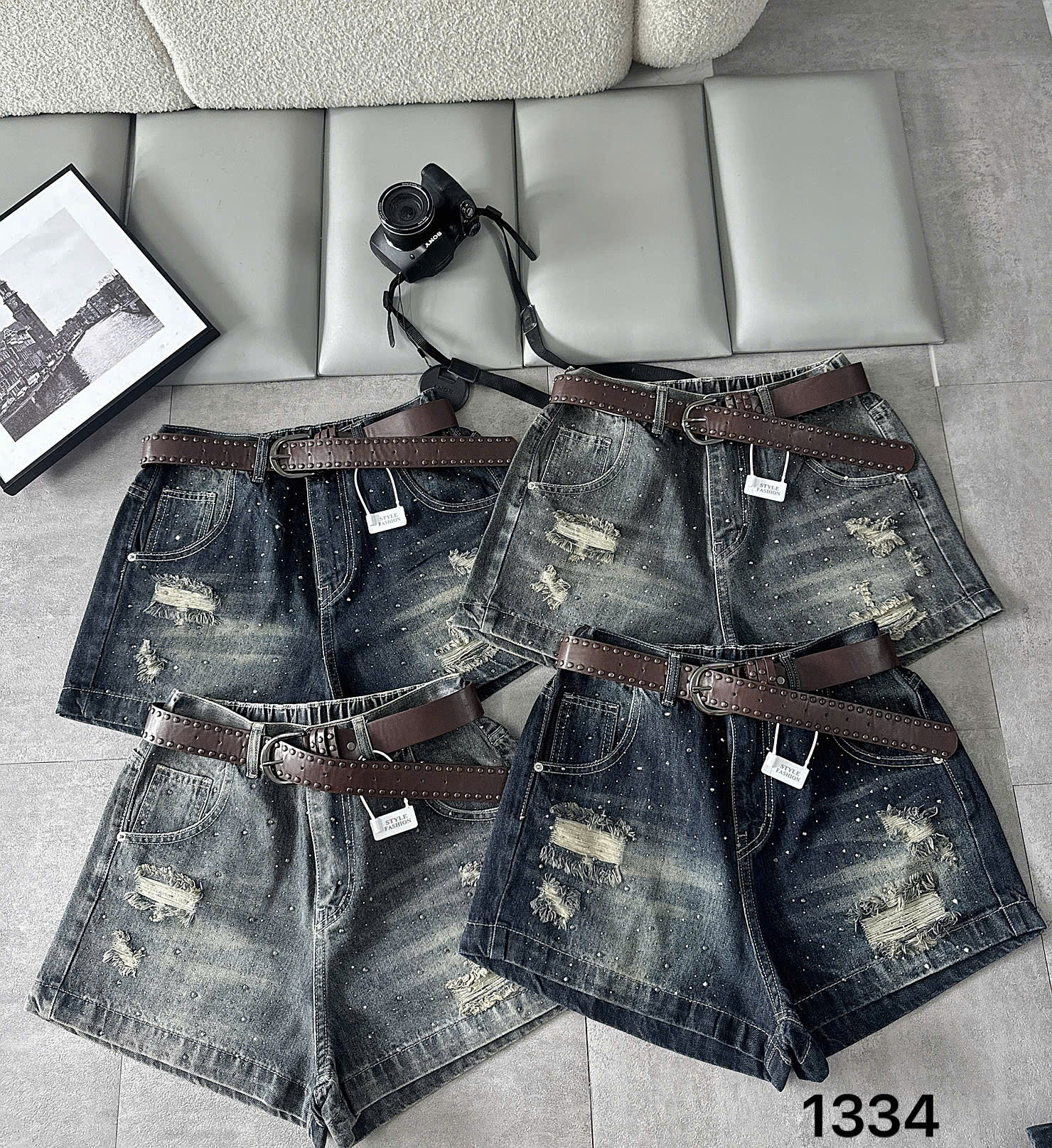 Nhiều quần short jean T-QSJ1334 với tông wash xám xanh đậm nhạt, phối rách và ép đá