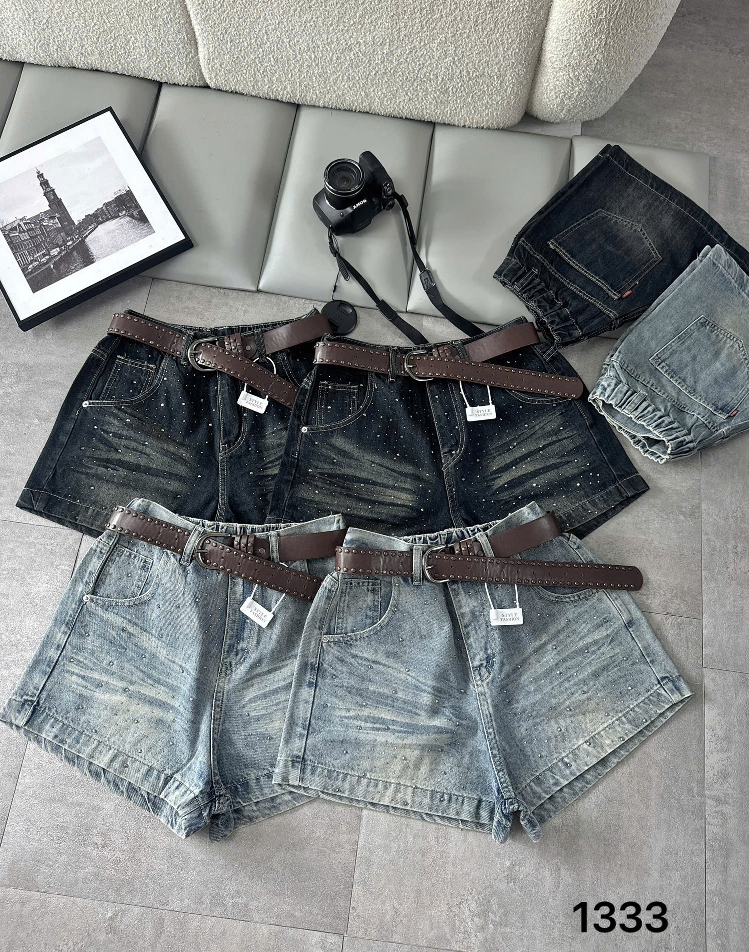 Nhiều quần short jean ép đá T-QSJ1333 ở hai tông wash đậm và wash nhạt