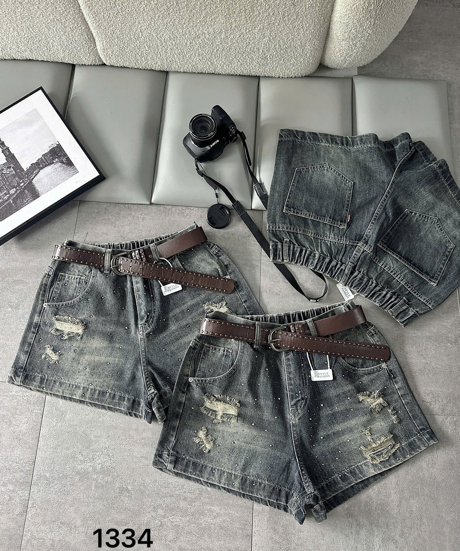 Quần short jean T-QSJ1334 mặt trước wash rách ép đá và mặt sau lưng thun