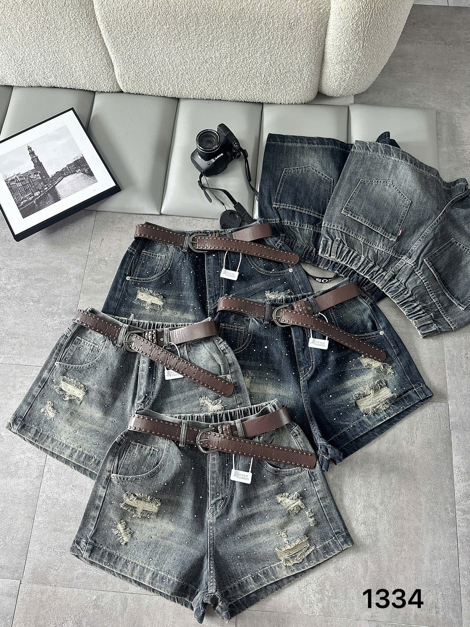 Quần short jean bigsize T-QSJ1334 với mặt trước phối rách ép đá và mặt sau lưng thun