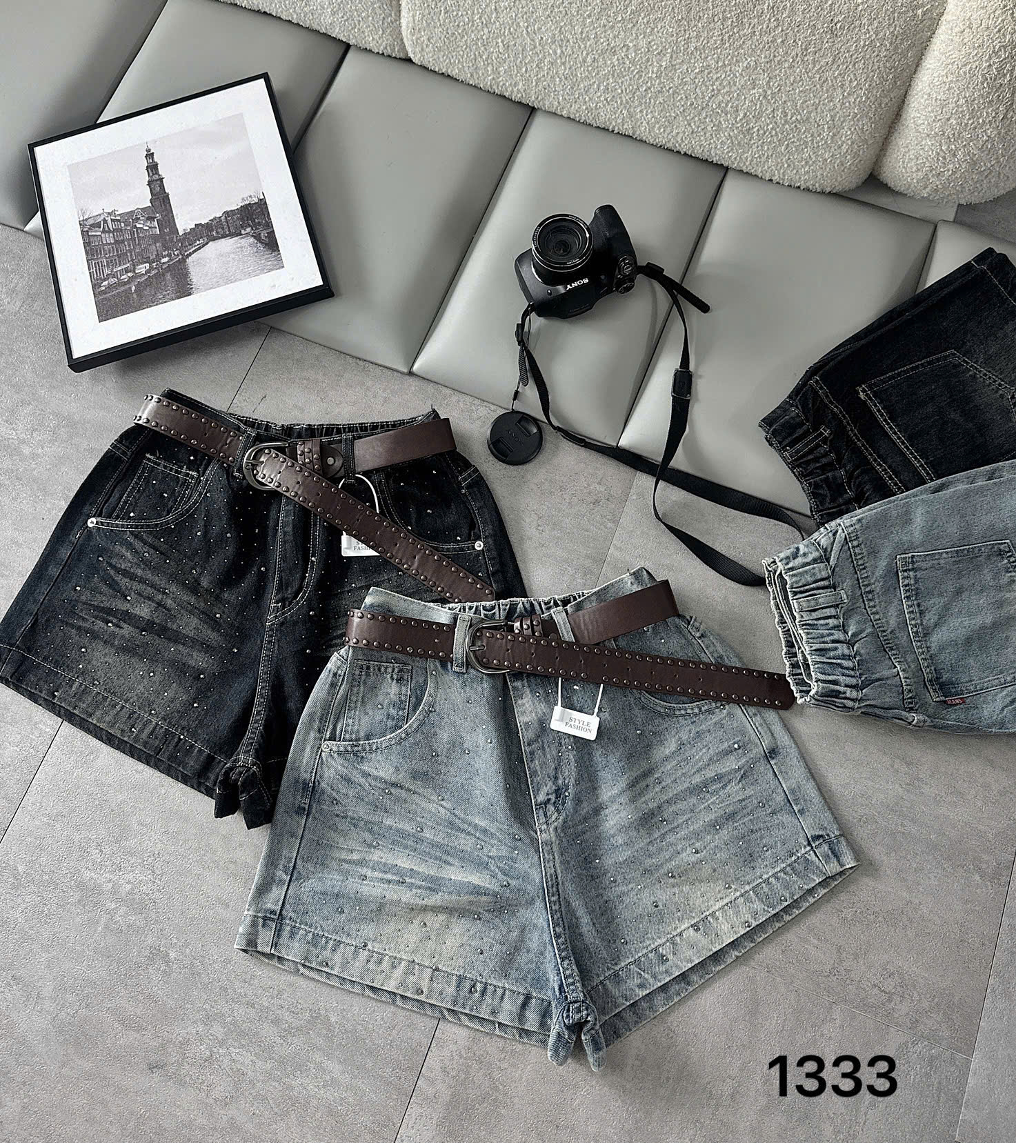 Quần short jean T-QSJ1333 hai tông wash với mặt trước ép đá và phần lưng sau nhún thun