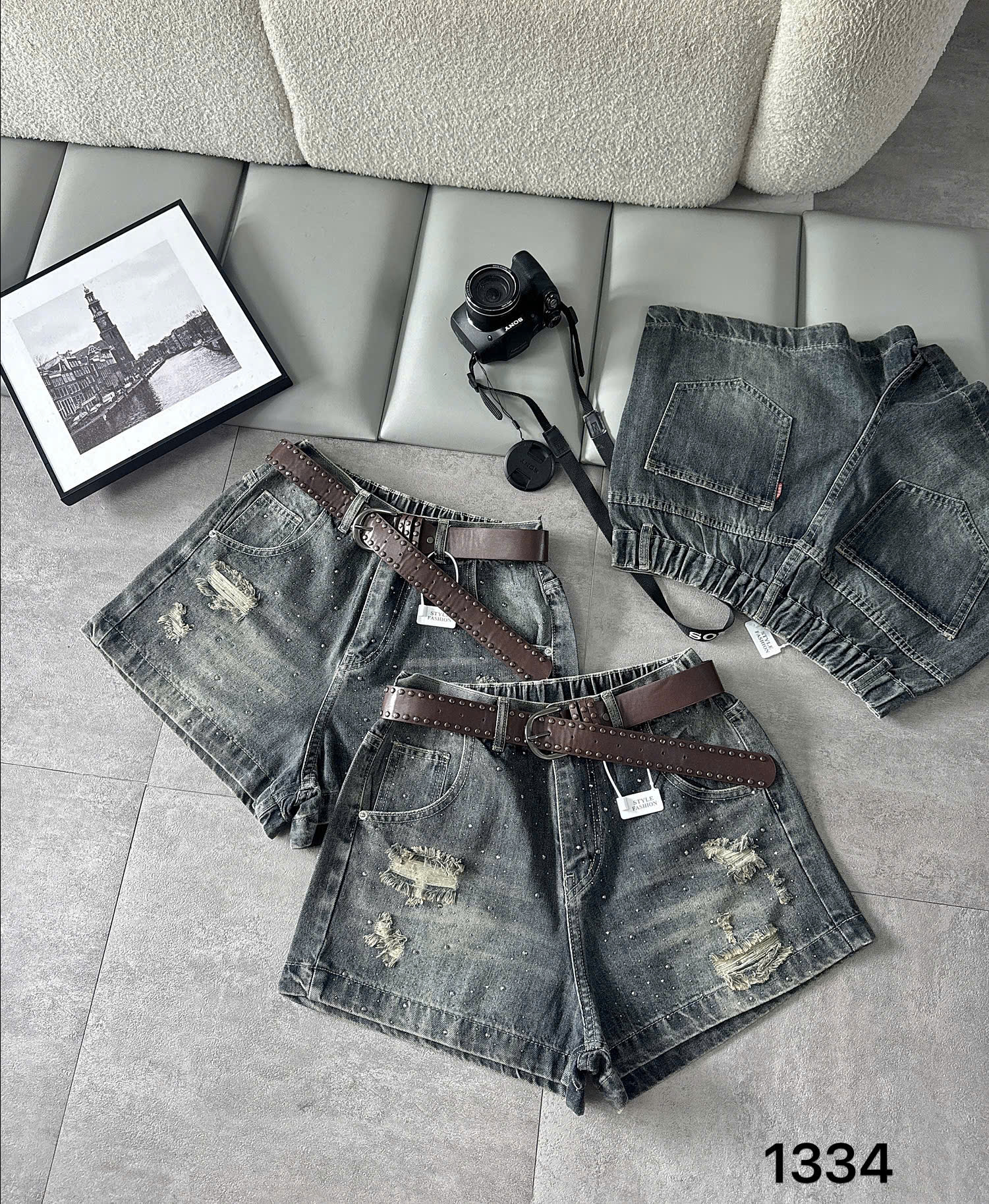 Quần short jean T-QSJ1334 tông wash đậm và nhạt với mặt trước phối rách ép đá, mặt sau lưng thun