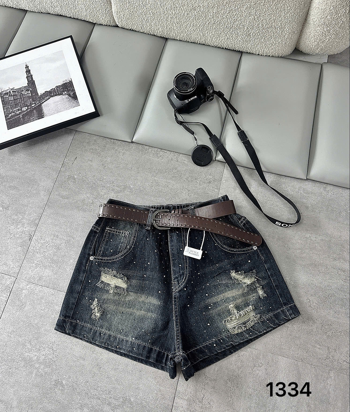 Mặt trước quần short jean T-QSJ1334 với wash xám xanh, phối rách và các điểm ép đá