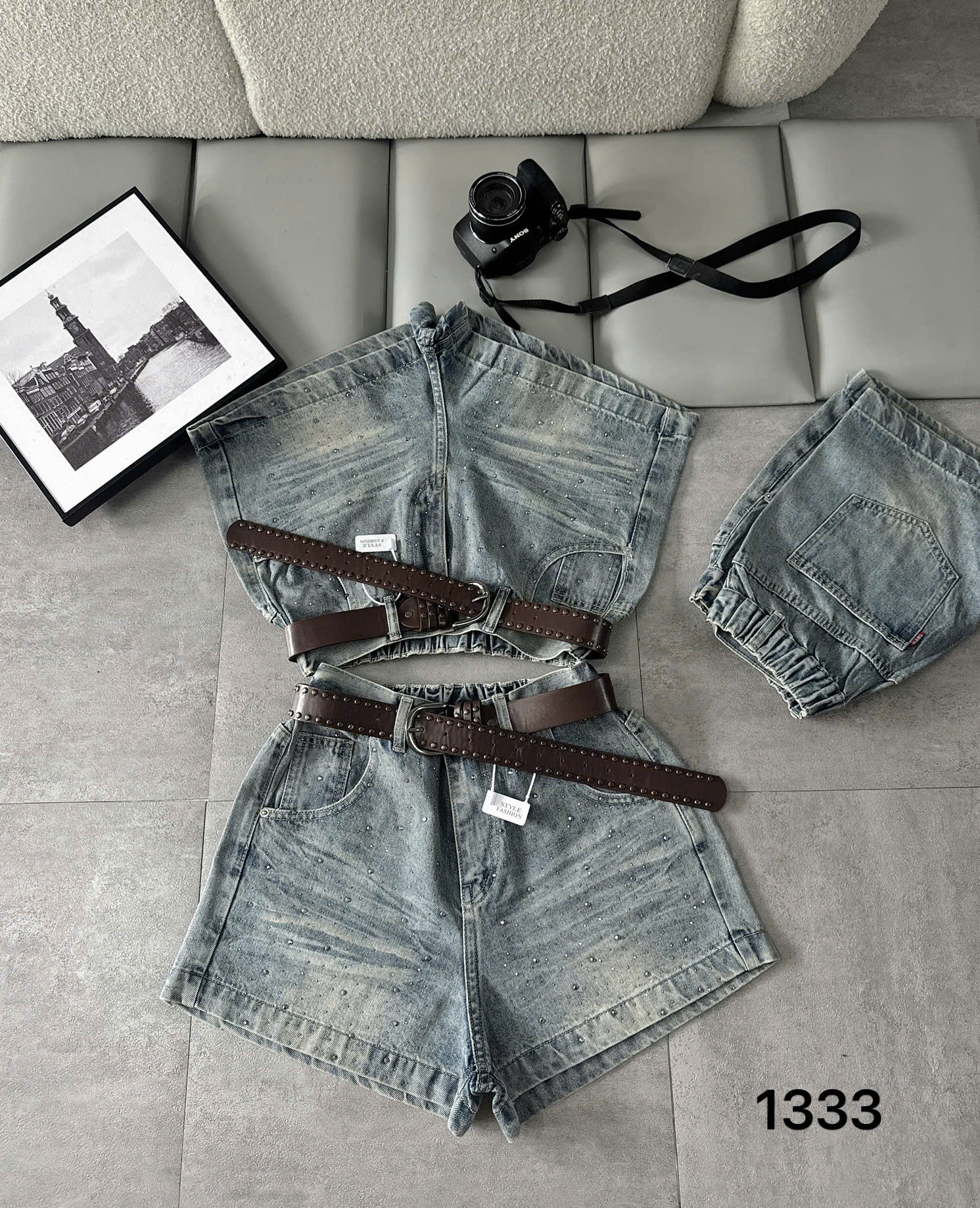 Quần short jean wash nhạt T-QSJ1333 với ép đá nhỏ và đường wash ngang mặt trước