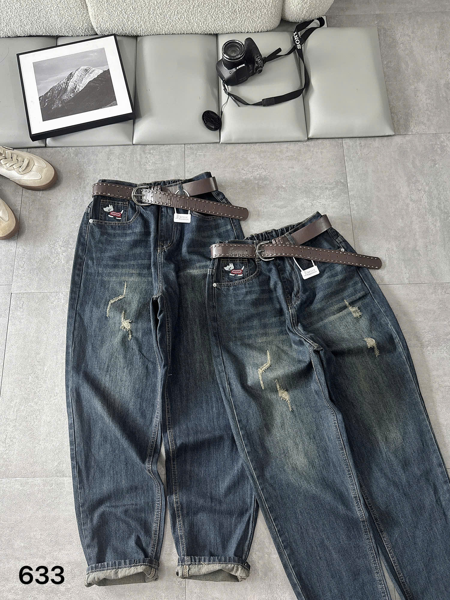 Quần jean baggy T-QJ633 màu xanh đậm với wash rách nhẹ và thêu cún