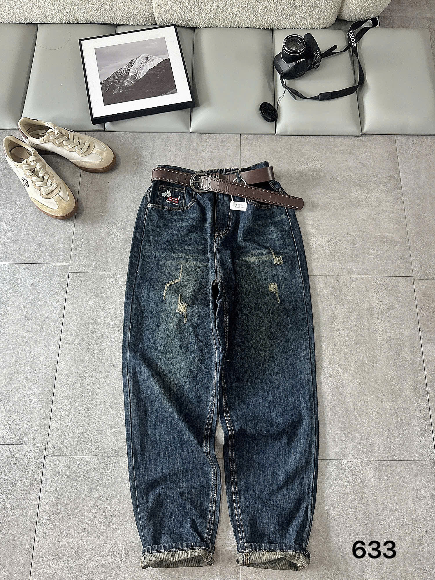 Quần jean baggy T-QJ633 xanh đậm trải phẳng toàn thân, thấy rõ tỷ lệ đùi và ống quần