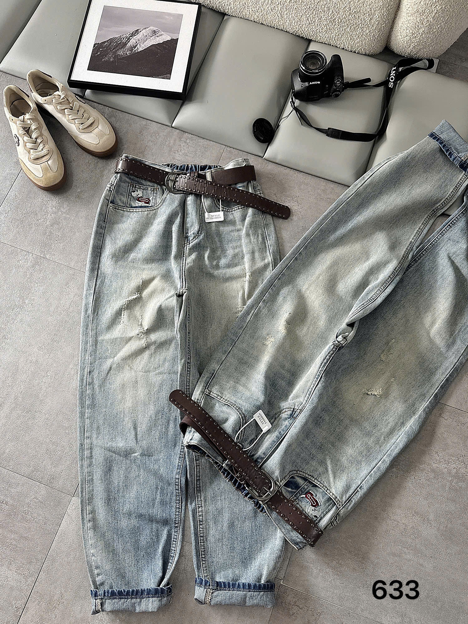 Quần jean baggy T-QJ633 màu xanh nhạt với wash rách nhẹ và thêu cún