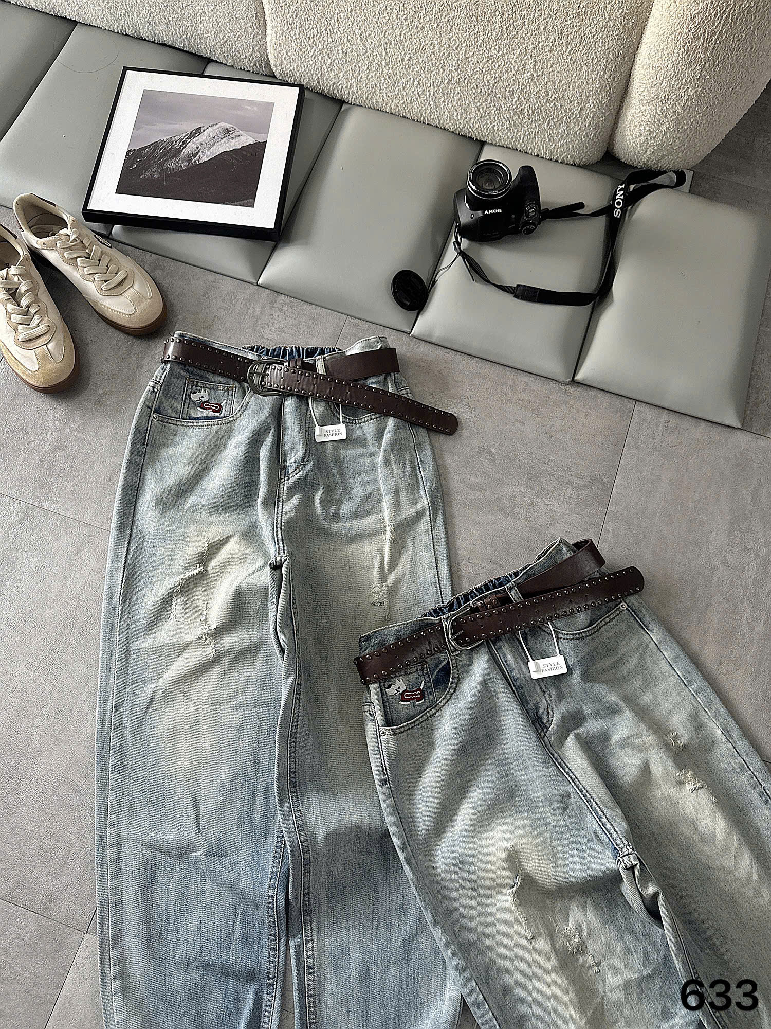 Hai quần jean baggy T-QJ633 xanh nhạt đặt cạnh nhau để thấy wash và tỷ lệ ống