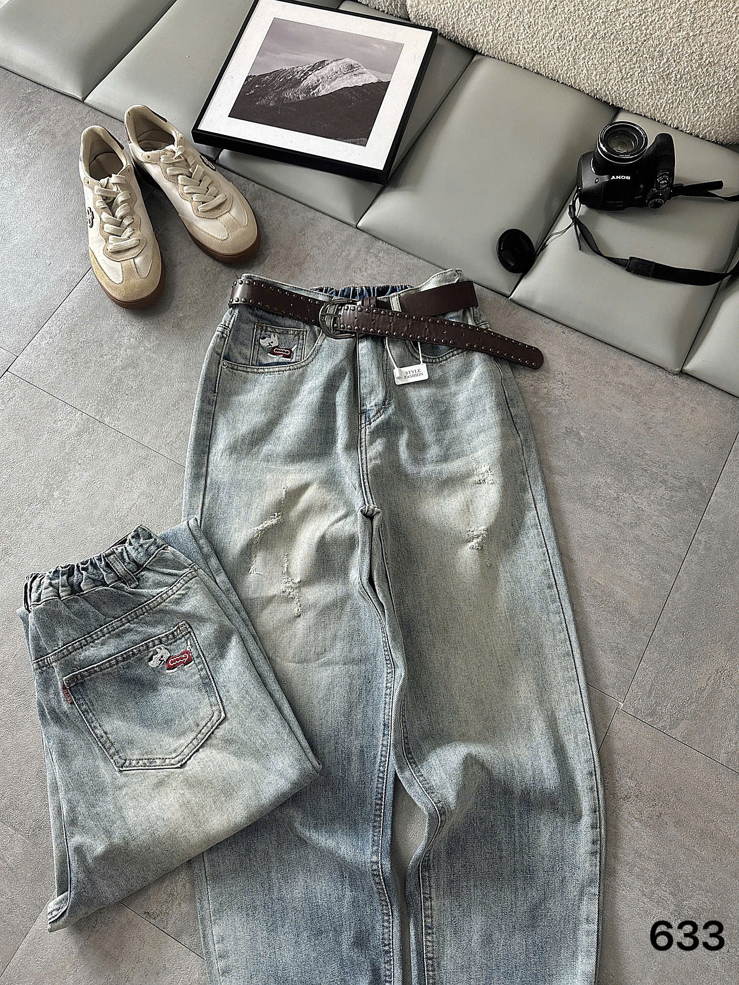 Quần jean baggy T-QJ633 xanh nhạt với mặt trước và phần gập mặt sau có túi thêu cún