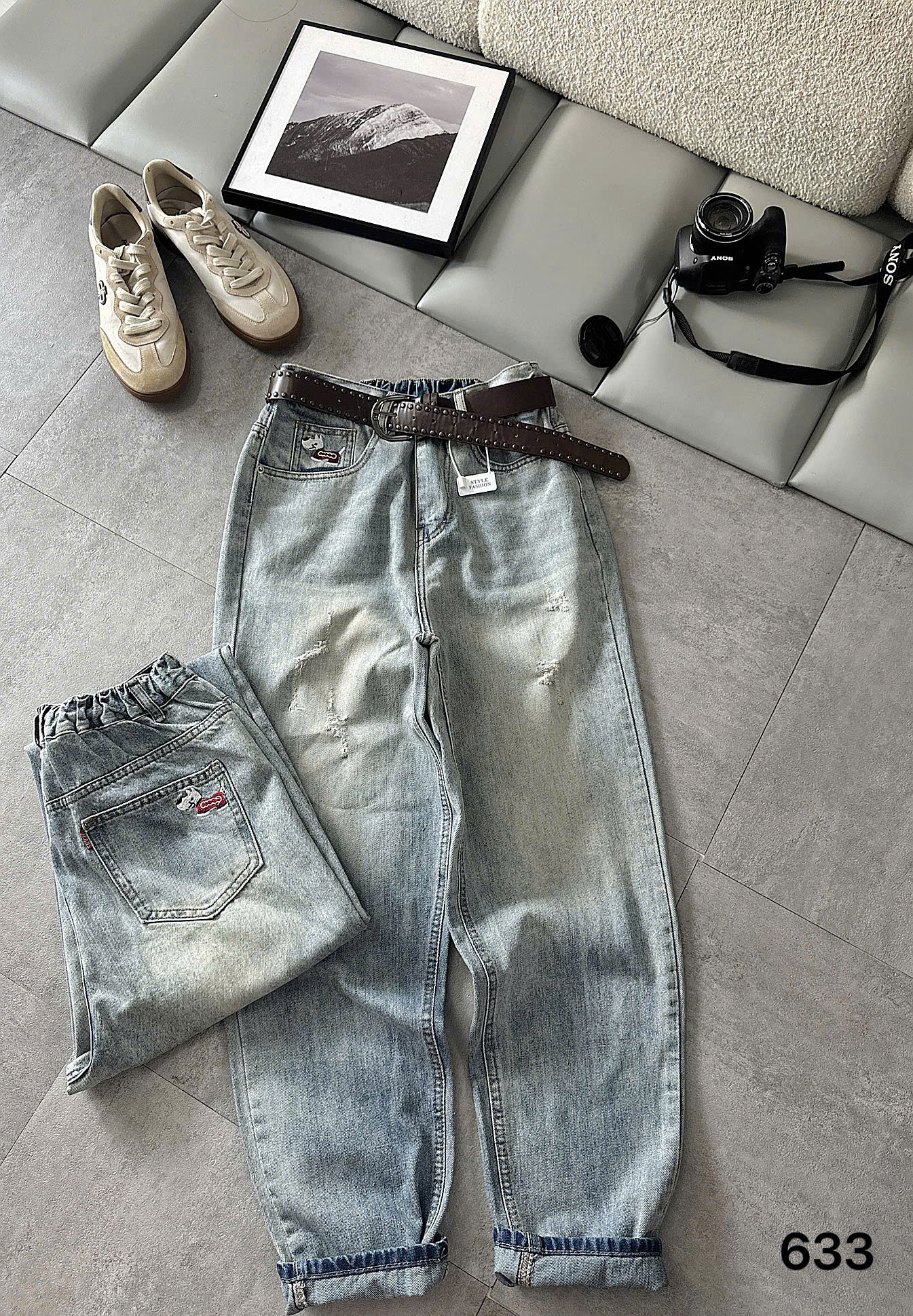 Quần jean baggy T-QJ633 xanh nhạt với lưng thun sau và túi sau thêu cún