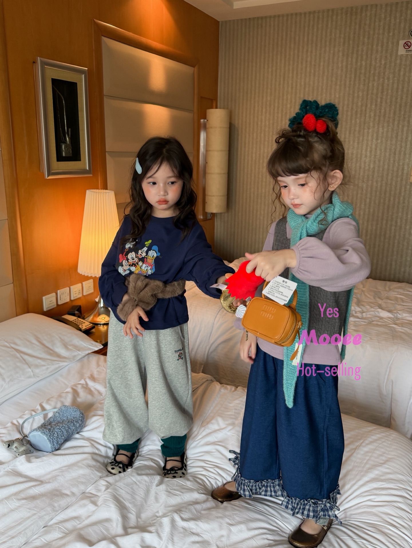 MOOEE - Áo nỉ xanh Mickey friends 923546