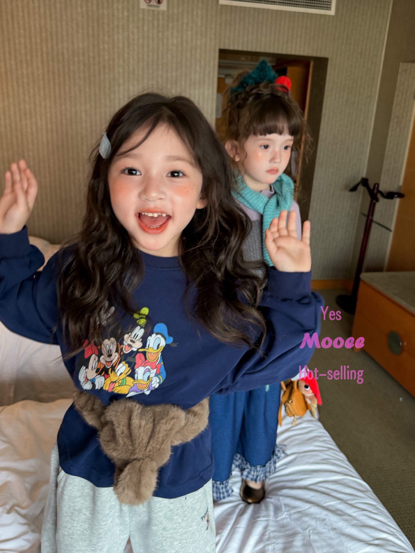 MOOEE - Áo nỉ xanh Mickey friends 923546