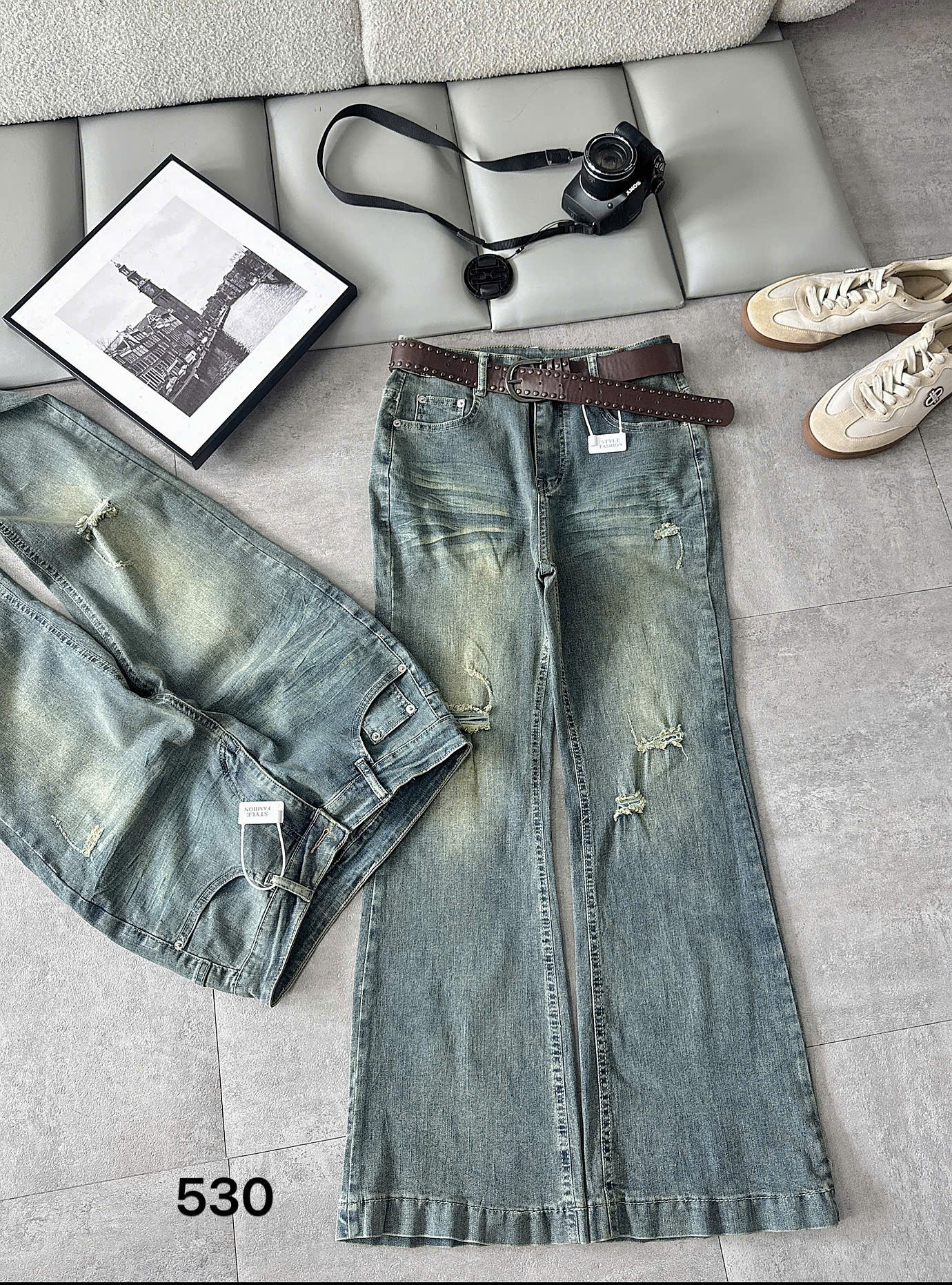 Quần jean ống loe bigsize T-QJ530 trải phẳng cho thấy ống loe và wash rách