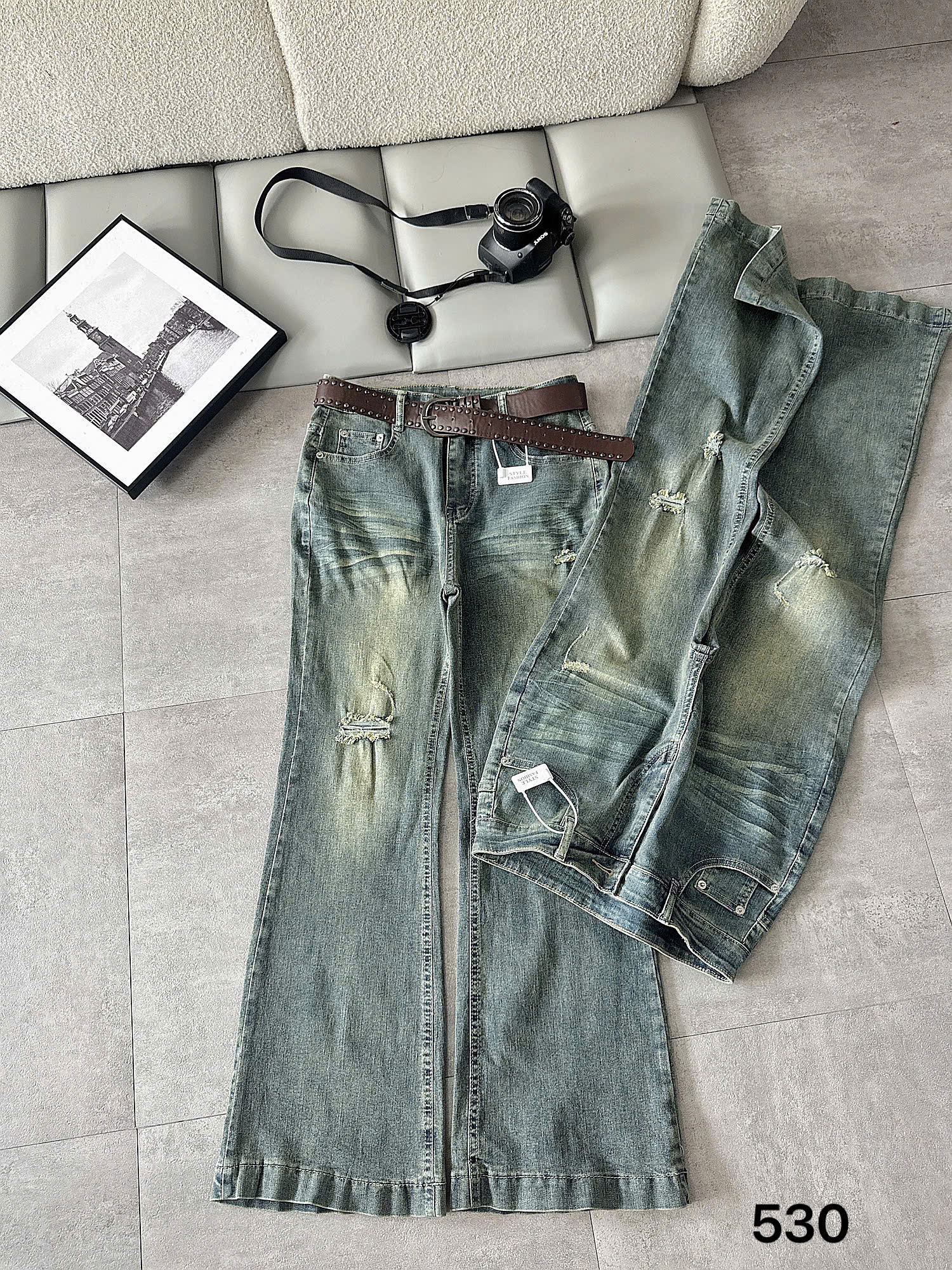 Quần jean T-QJ530 cận wash rách và bề mặt denim
