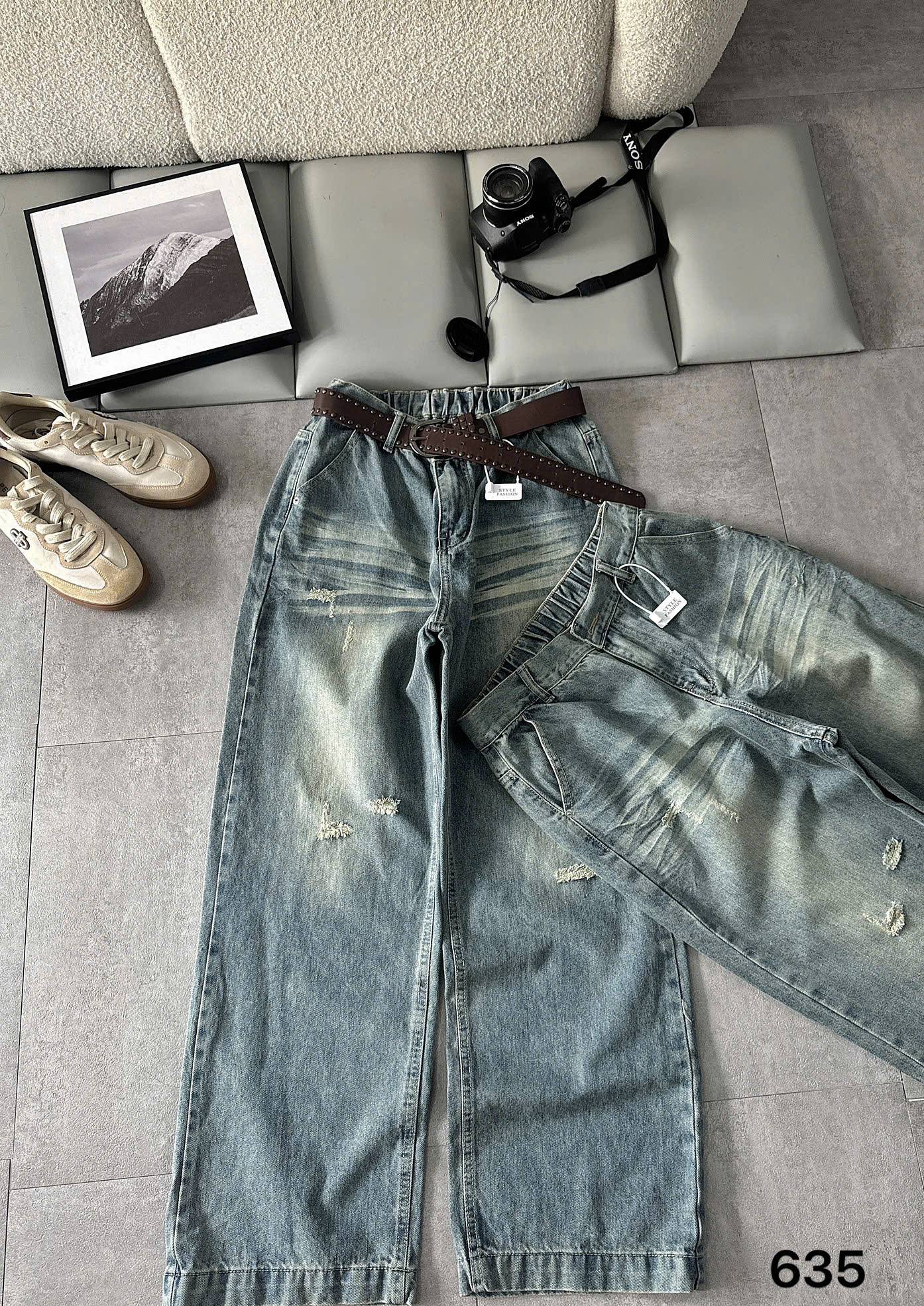 Cận phần cạp lưng thun và wash xanh nhạt của quần jean T-QJ635