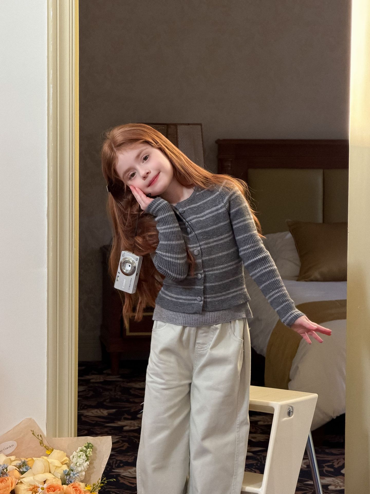 Cardigan kẻ xám