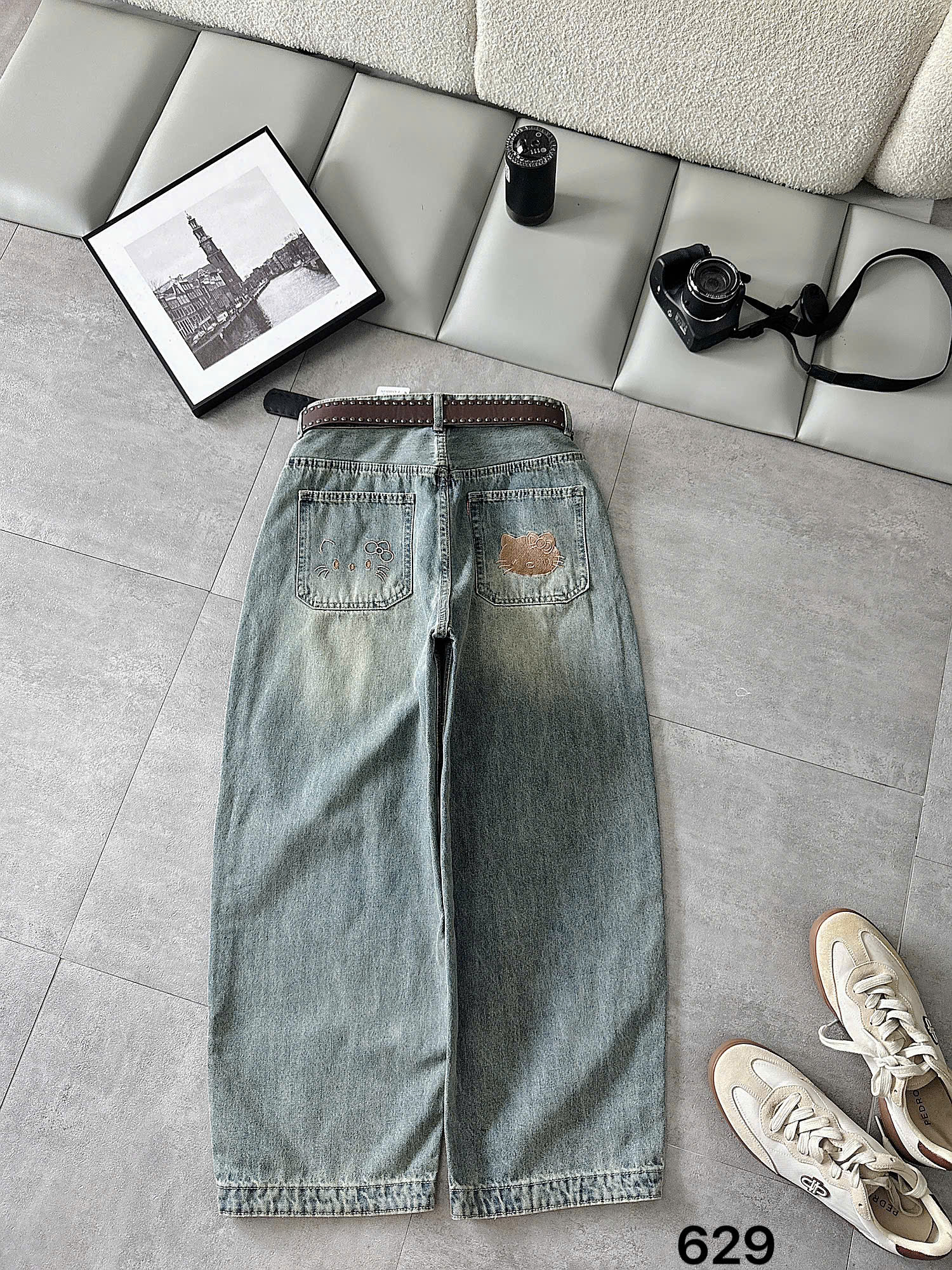 Thân sau quần jean boy thụng bigsize T-QJ629 màu xanh nhạt với hai túi thêu mèo