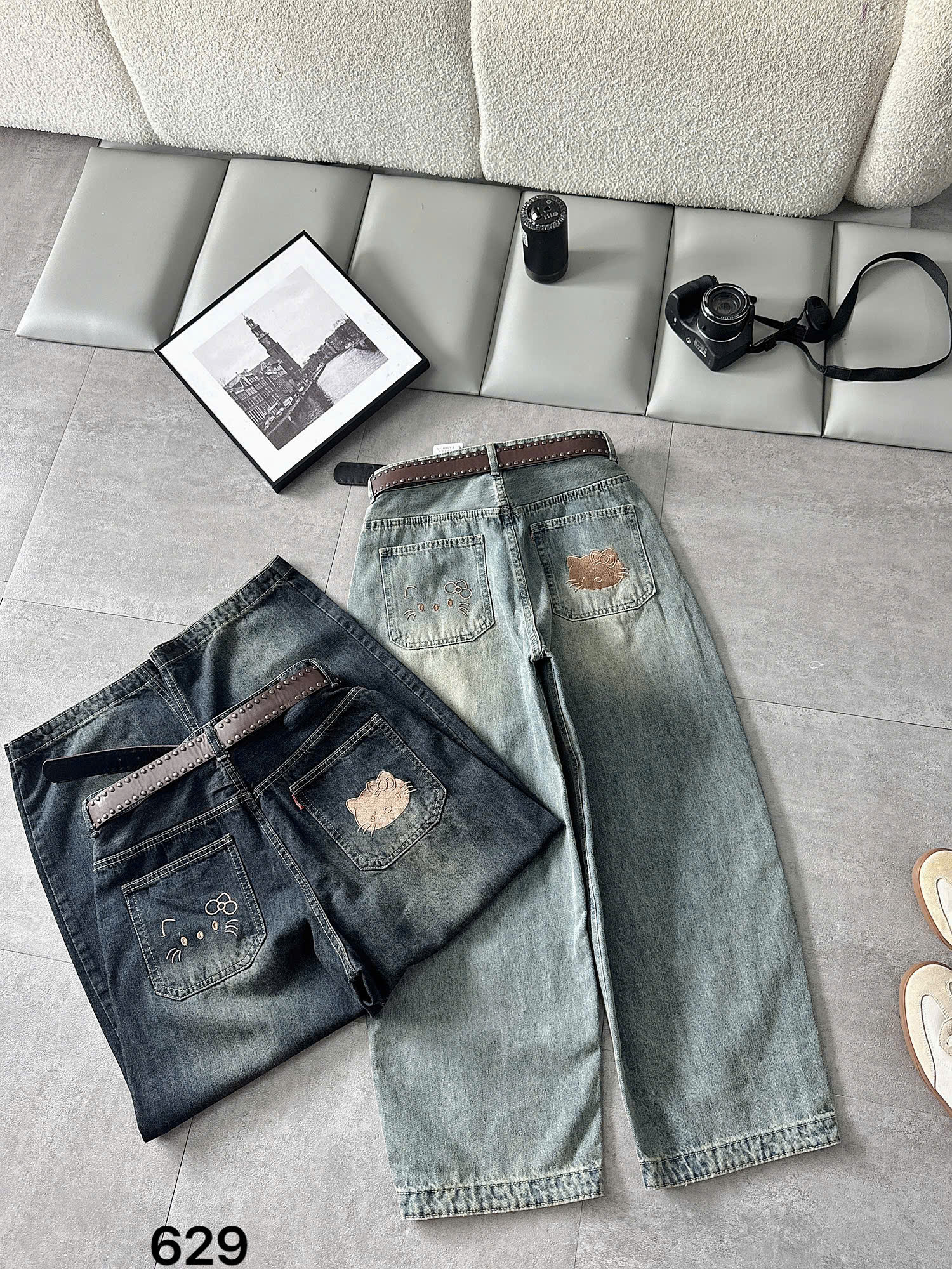 So sánh thân sau quần jean thêu mèo bigsize T-QJ629 màu xanh đậm và xanh nhạt