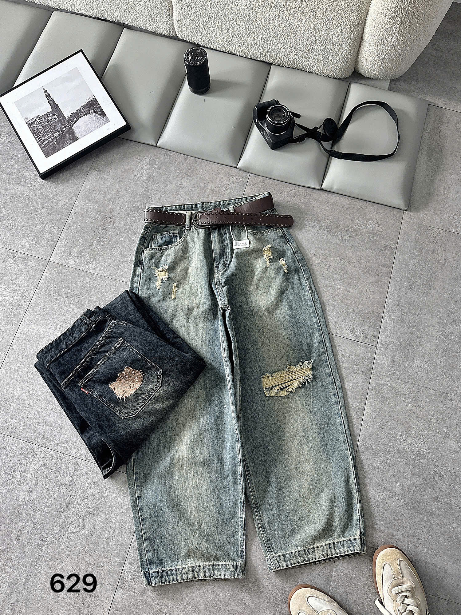 Quần jean boy thụng bigsize T-QJ629 xanh nhạt nhìn thân trước và chi tiết túi thêu mèo màu xanh đậm