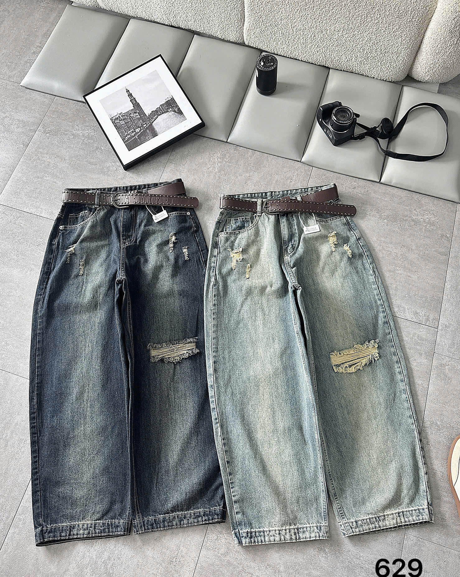 Hai màu xanh đậm và xanh nhạt của quần jean boy thụng bigsize T-QJ629 nhìn từ thân trước
