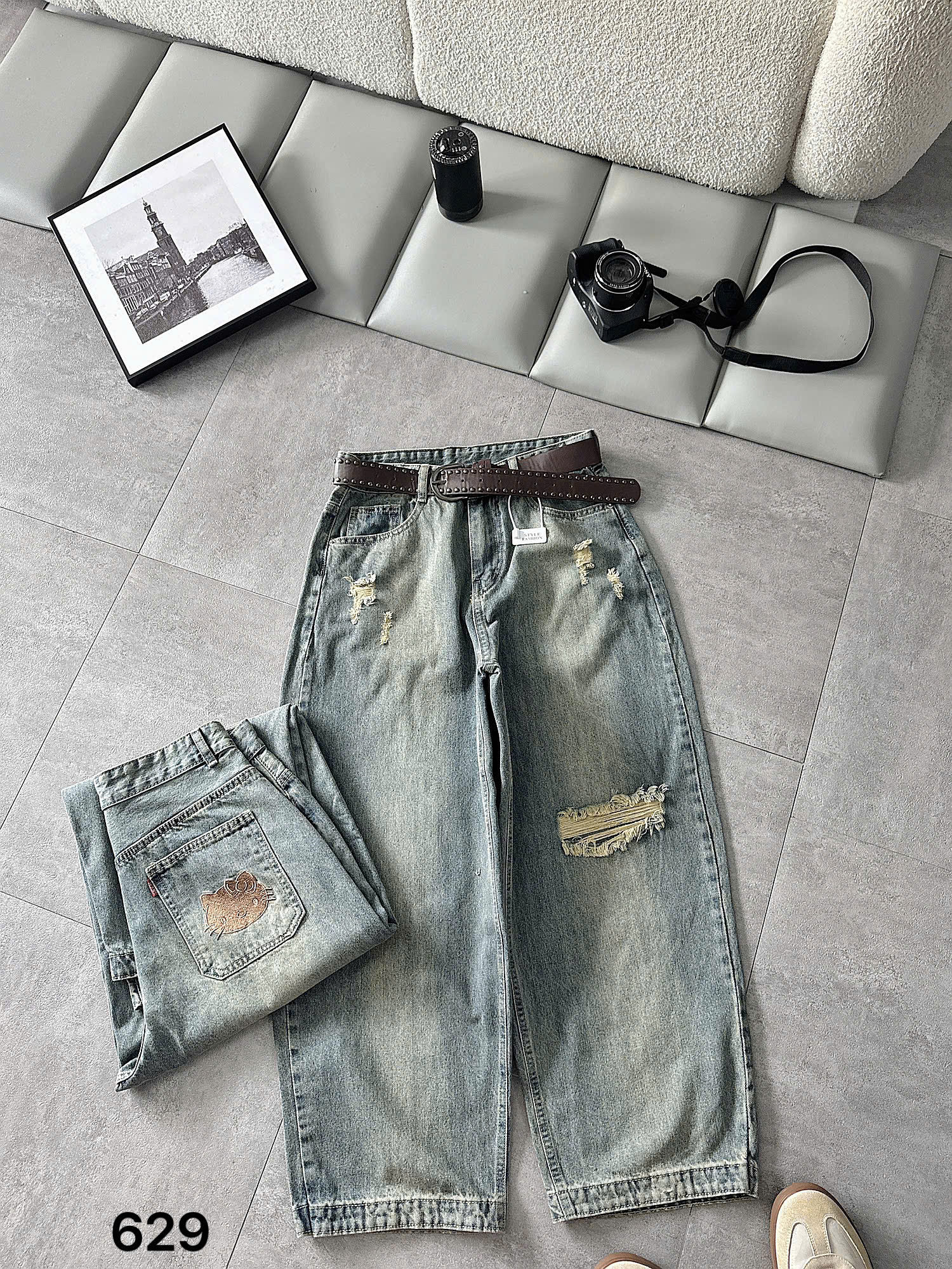 Quần jean thêu mèo bigsize T-QJ629 xanh nhạt với thân trước wash rách và túi sau