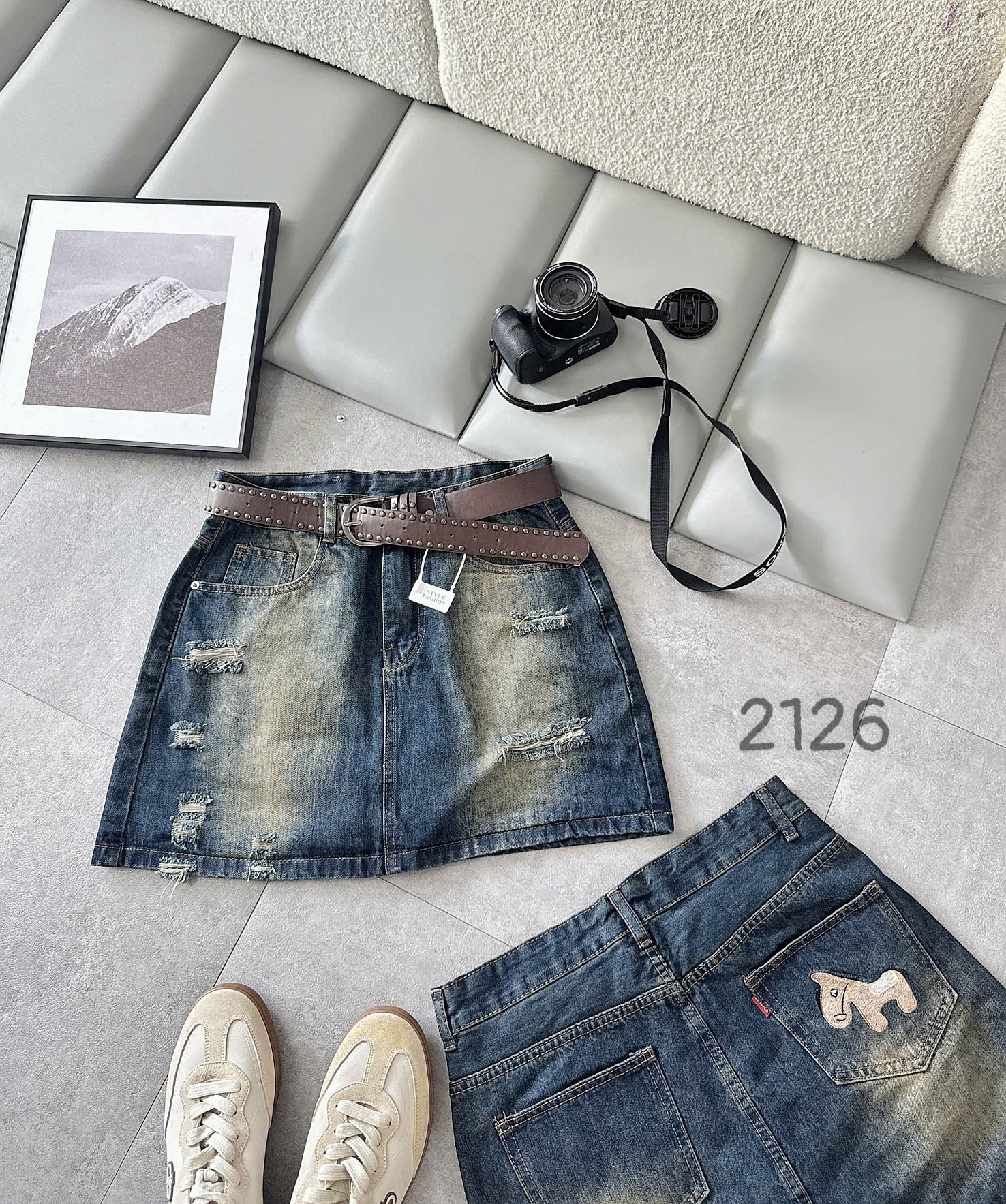 Chi tiết túi sau thêu cún và thân trước wash rách chân váy jean bigsize T-JV2126
