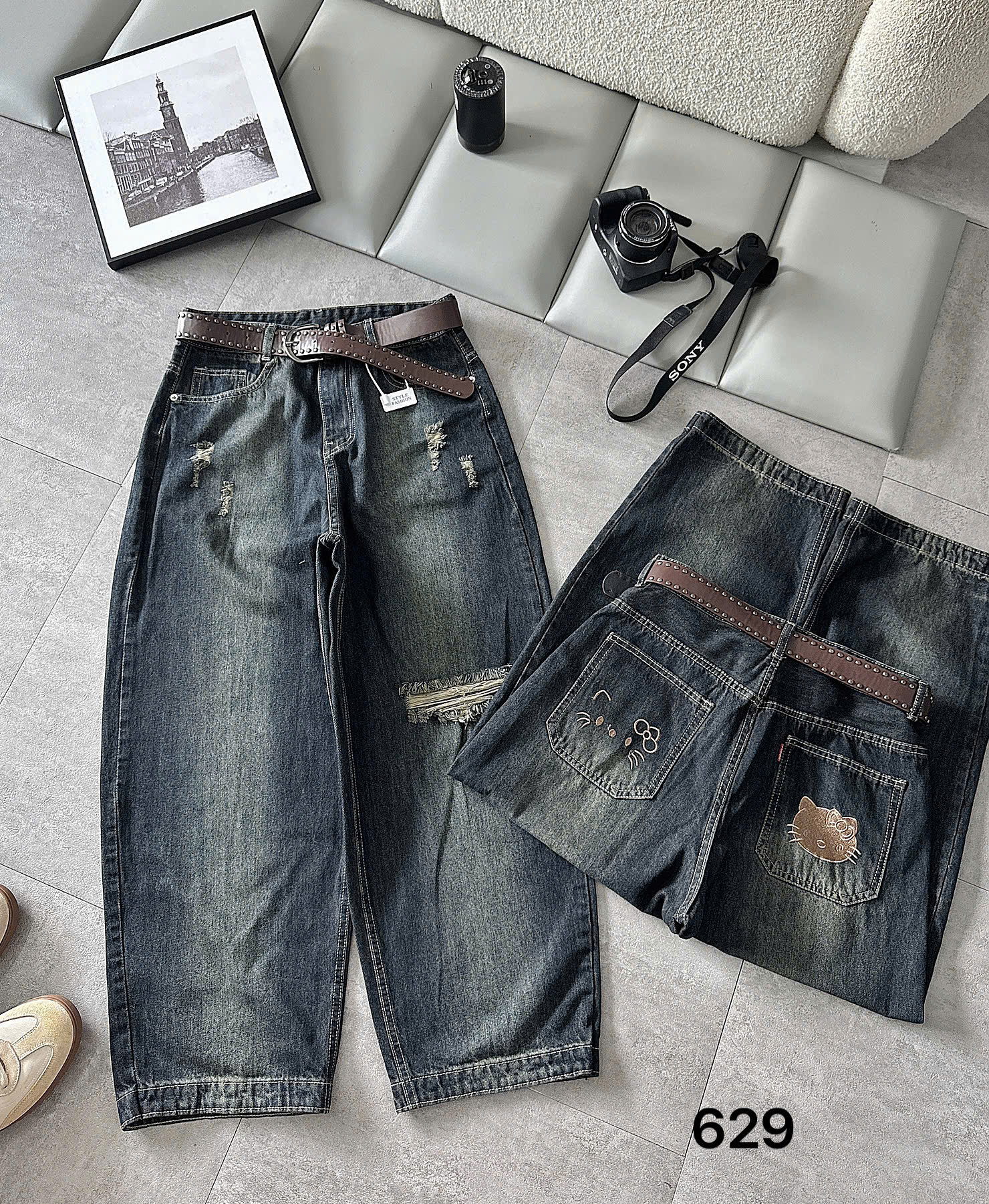 Chi tiết thân trước wash rách và thân sau thêu mèo của quần jean bigsize T-QJ629 màu xanh đậm