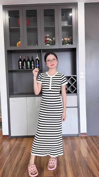 Product image - Váy body kẻ khuy mở Freesize dưới 60kg