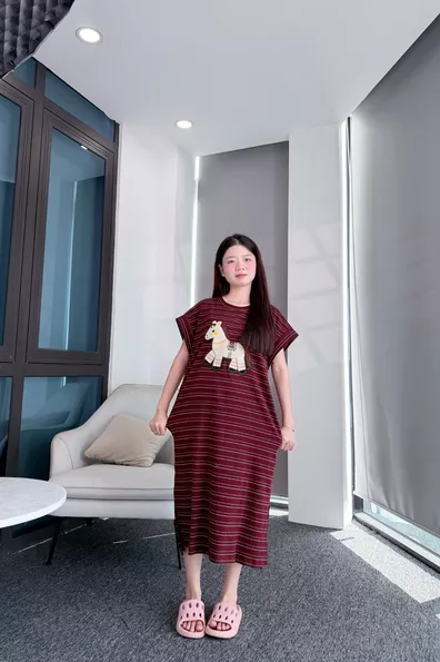 Product image - Váy kẻ suông thêu hình ngựa Freesize