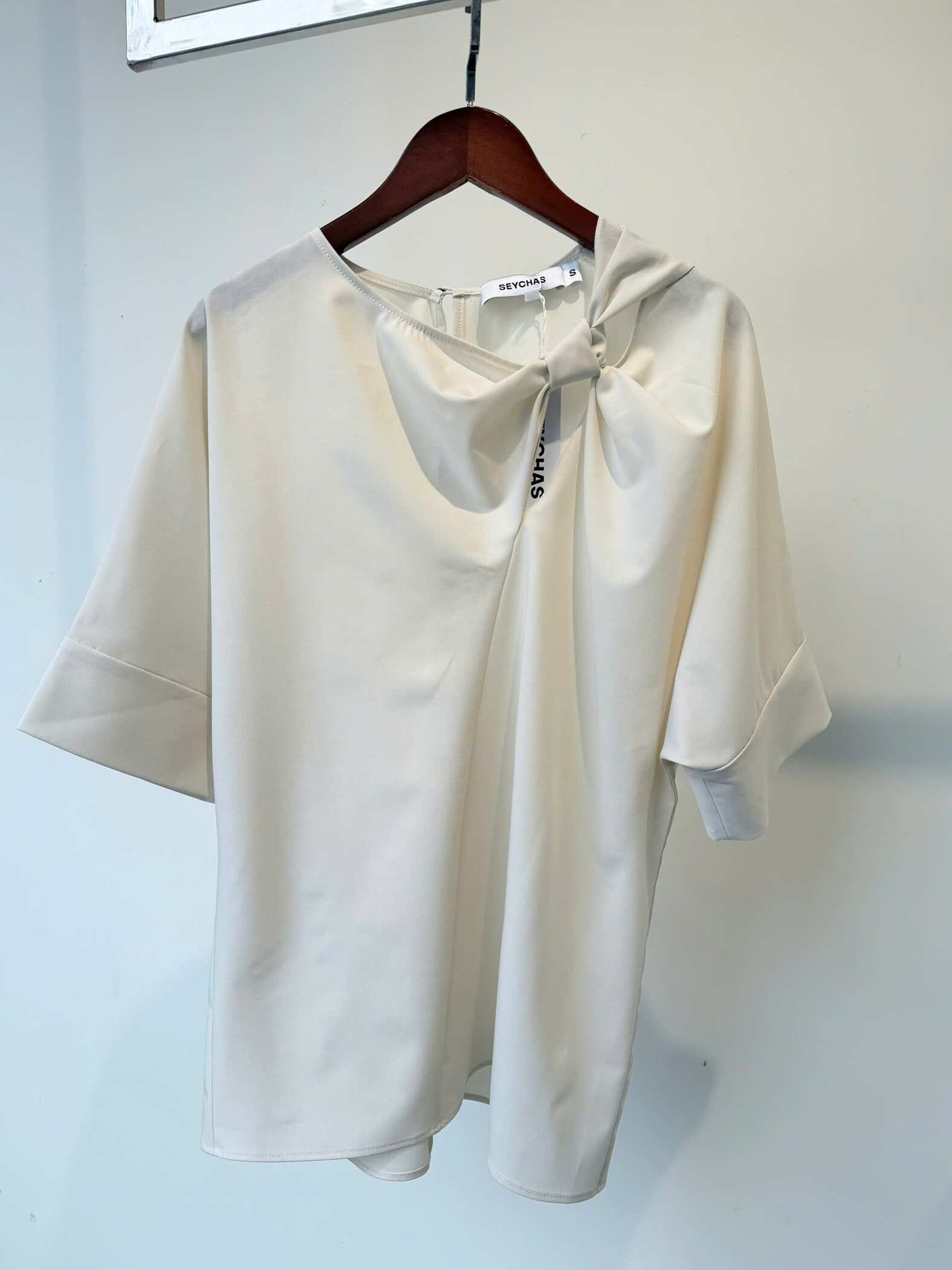 Short-sleeve twisted-bow top