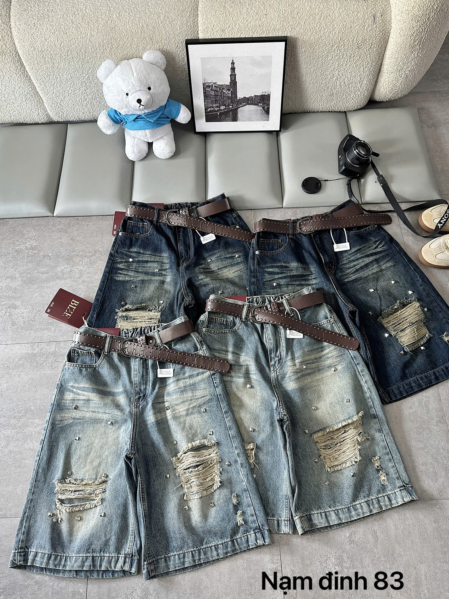Bộ quần jean lửng T-QSJ83 nhiều tông wash với rách xước và chi tiết đính nhỏ