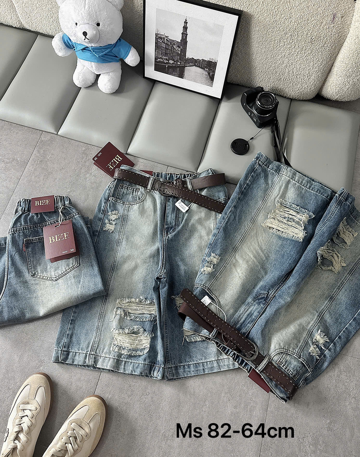 Quần jean lửng wash nhạt T-QSJ82 với góc mặt sau gấp và túi sau