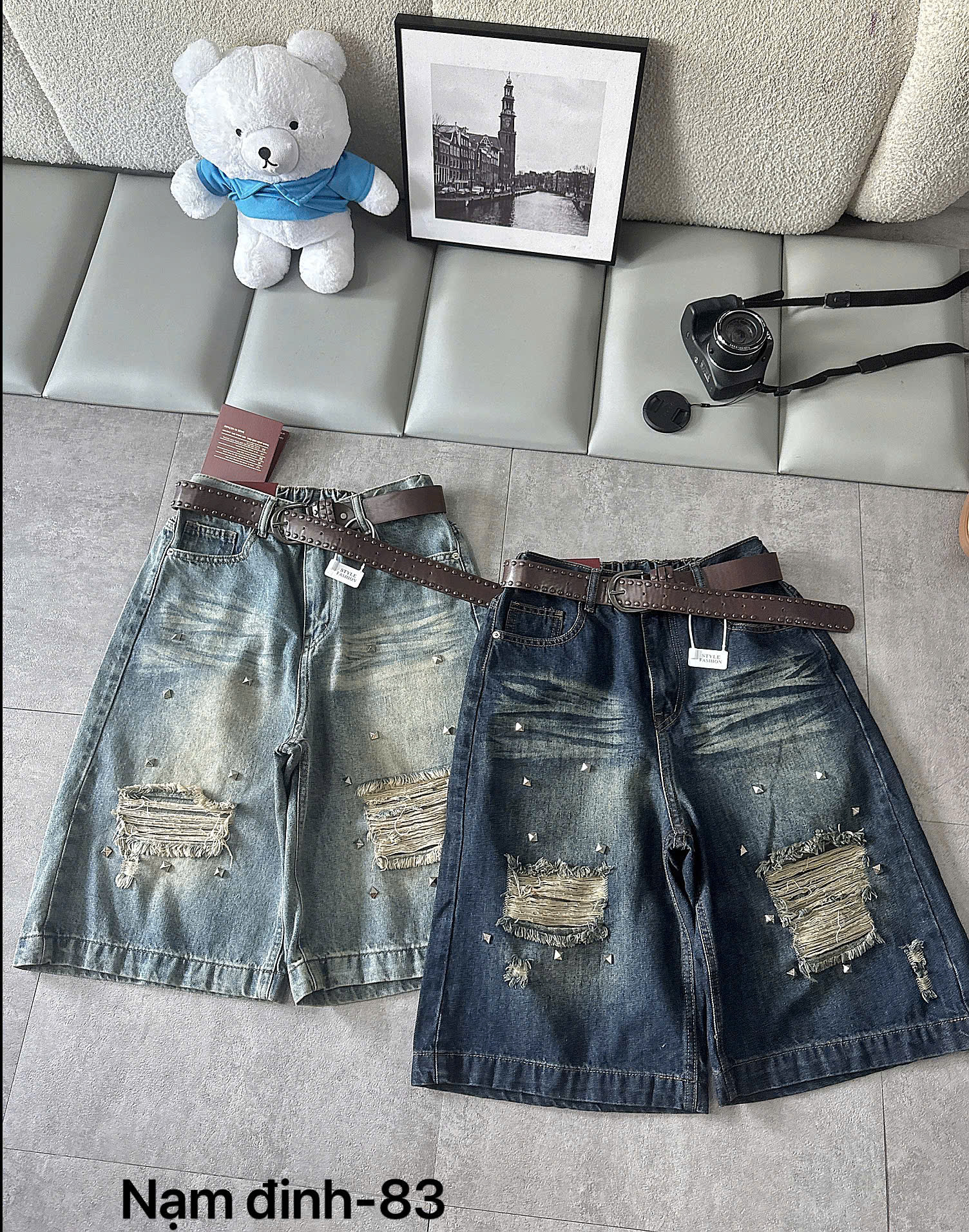 Hai tông wash xanh nhạt và xanh đậm của quần jean lửng T-QSJ83 đặt cạnh nhau