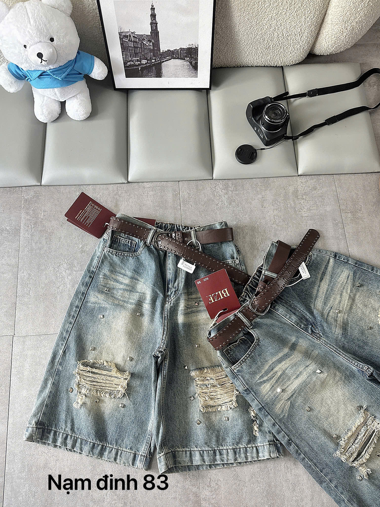 Hai quần jean lửng T-QSJ83 wash xanh nhạt với hiệu ứng wash, rách xước và đính nhỏ