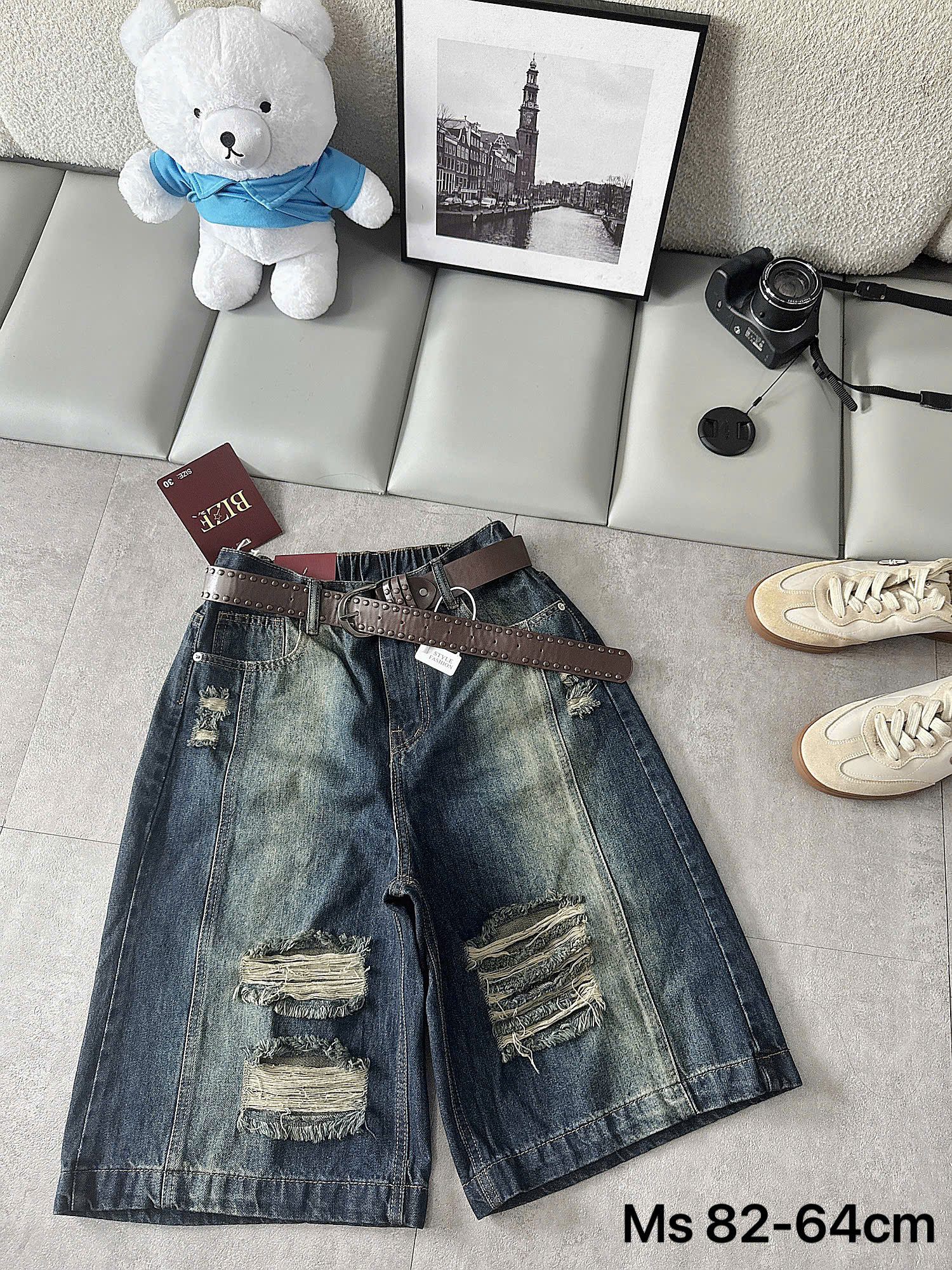 Quần jean lửng T-QSJ82 wash đậm mặt trước với các mảng rách tua sợi