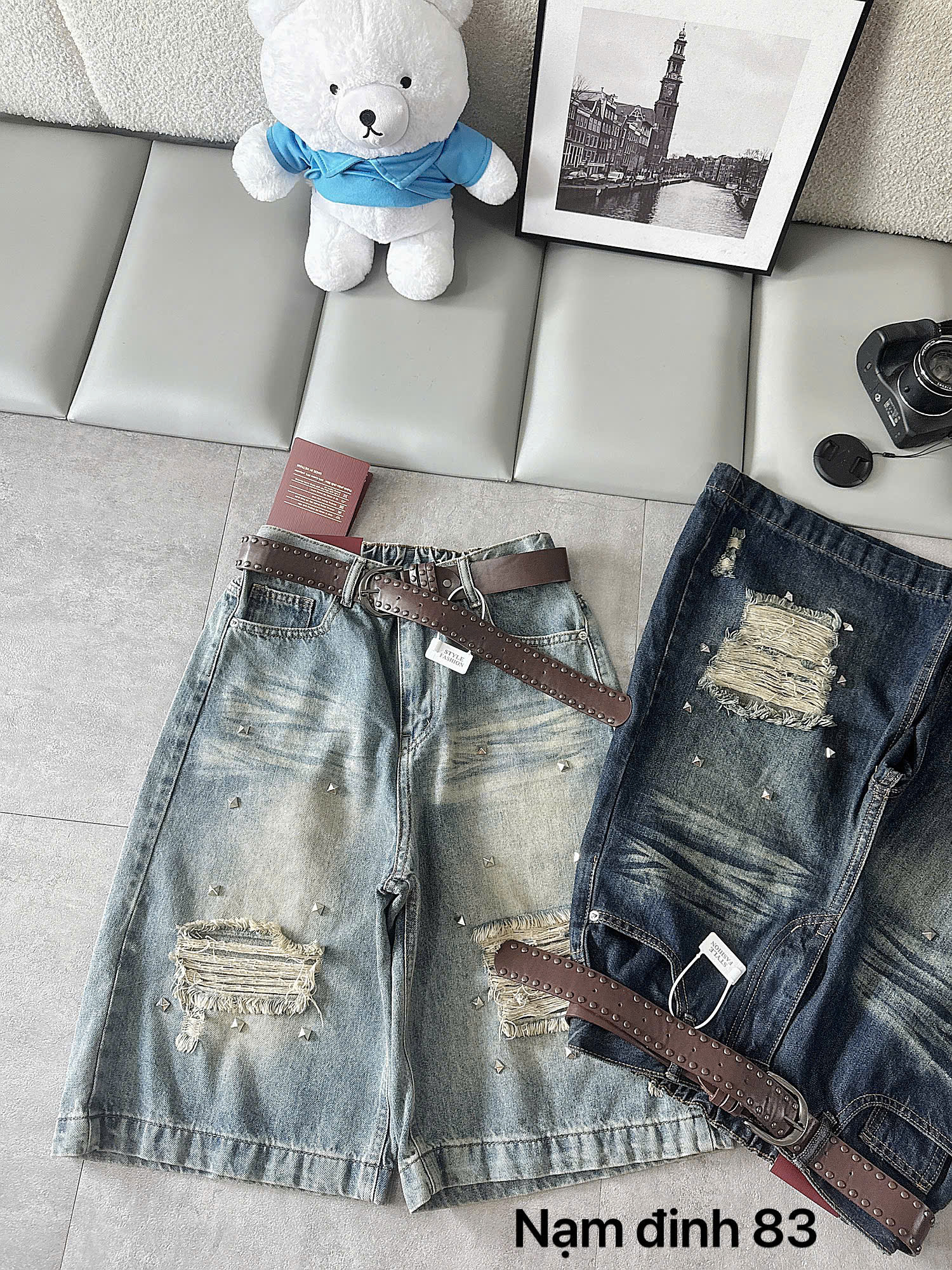 Cận quần jean lửng T-QSJ83 wash xanh nhạt với rách xước và chi tiết đính nhỏ
