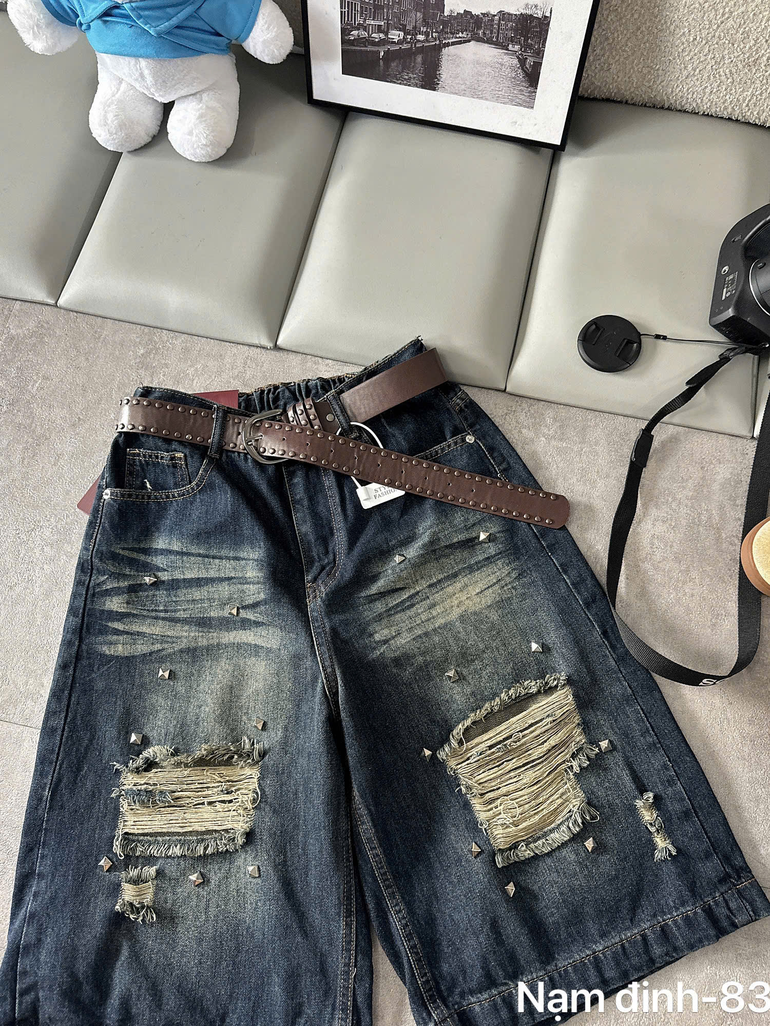 Cận quần jean lửng T-QSJ83 wash xanh đậm với mảng rách xước và chi tiết đính nhỏ