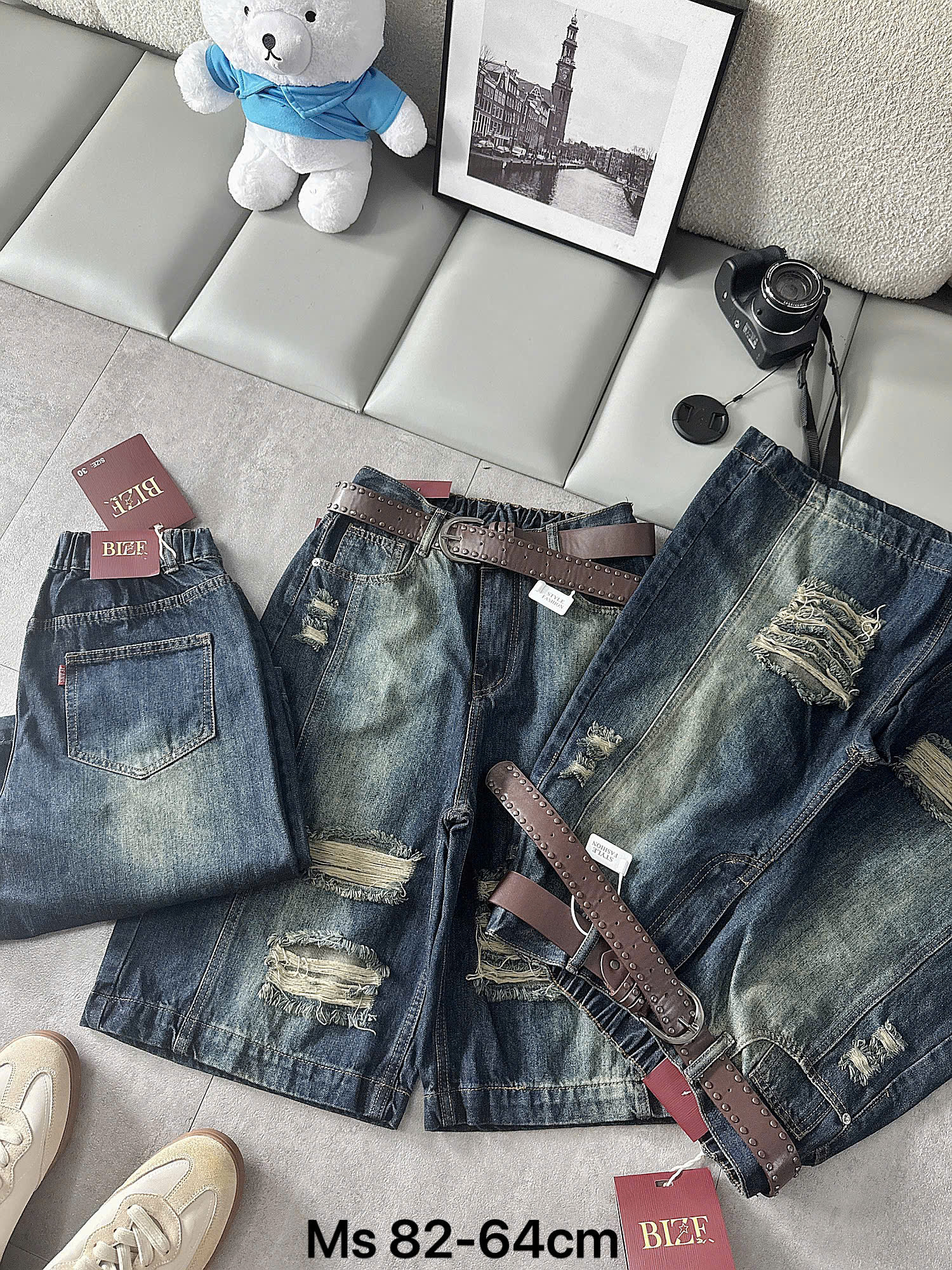 Bố cục quần jean lửng T-QSJ82 cho thấy mặt trước, túi sau và chi tiết rách