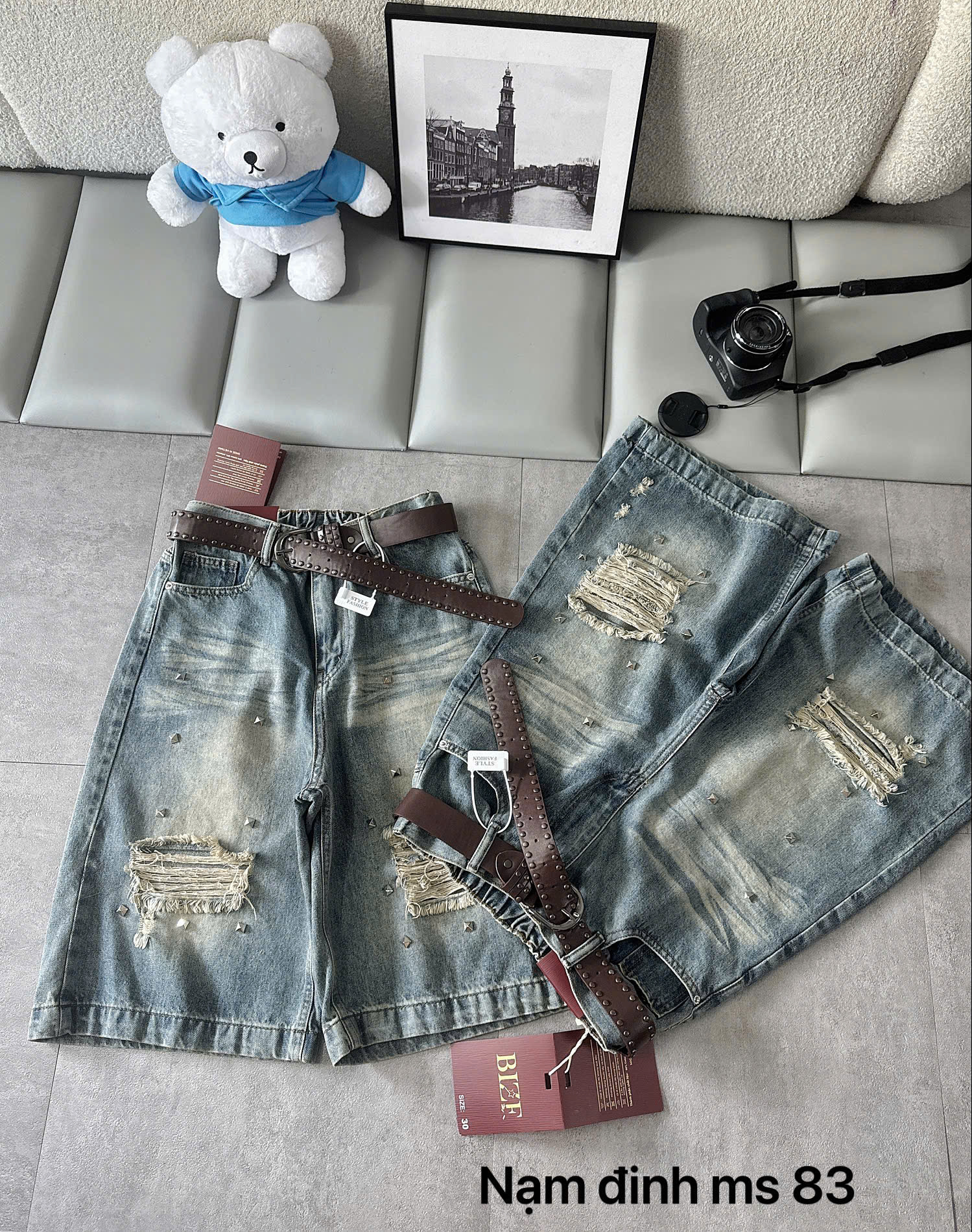 Nhiều quần jean lửng T-QSJ83 wash xanh nhạt cho thấy dáng A rộng và bề mặt wash