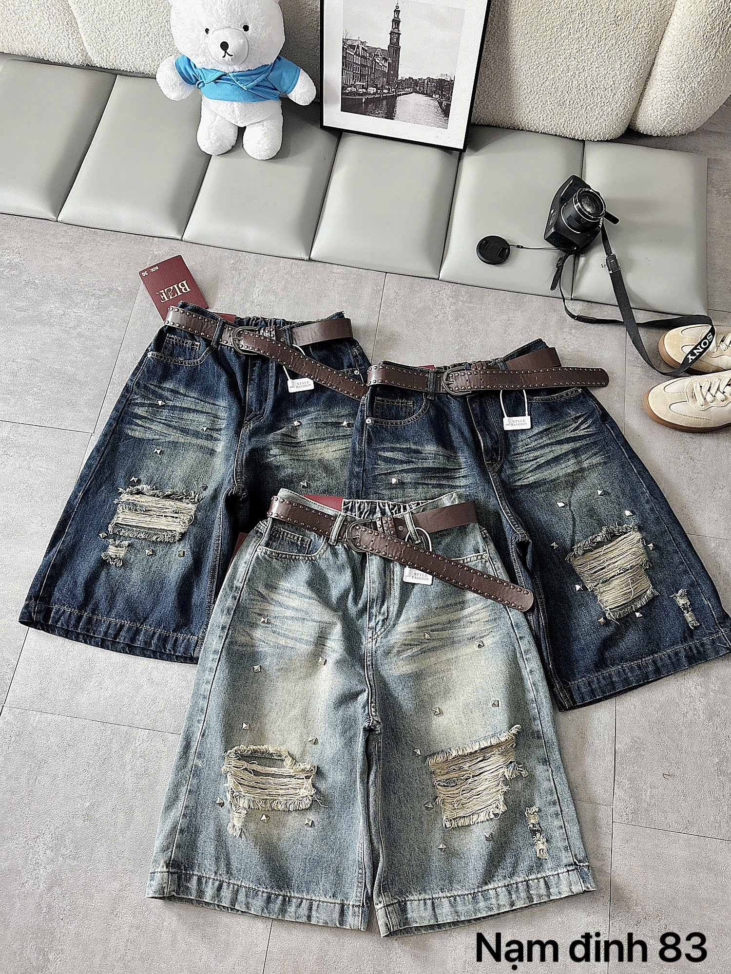 Quần jean lửng T-QSJ83 wash xanh đậm và xanh nhạt với dáng A rộng, rách xước và đính đá